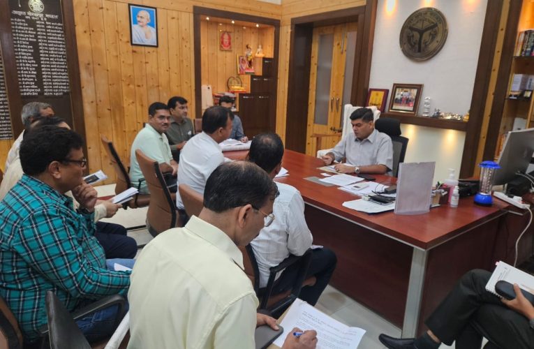 मंडलायुक्त ने किया सहजनवां-दोहरीघाट नई रेल लाइन परियोजना के कार्यान्वयन की प्रगति की समीक्षा।