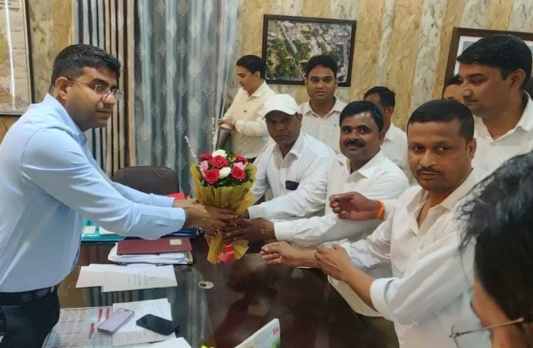 जिलाध्यक्ष ने अपने पदाधिकारीयों के साथ डीएम से की शिष्टाचार भेंट