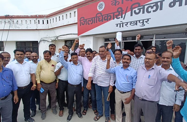 तहसीलदार खजनी के विरोध में कलेक्ट्रेट कर्मचारी हुए लामबंद