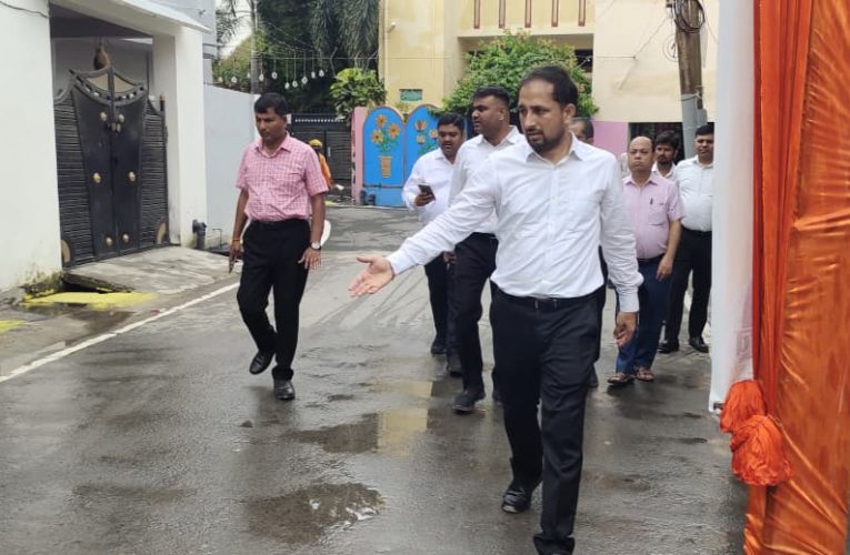 नगर आयुक्त ने दुर्गा प्रतिमाओं के विसर्जन घाट एवं शोभायात्रा मार्ग का किया पैदल निरीक्षण।