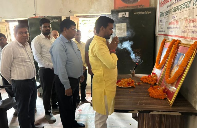 दो अक्टूबर महात्मा गांधी, लाल बहादुर शास्त्री के चित्र पर ब्लॉक प्रमुख ने पुष्पमाला पहनाकर उन्हें याद किया गया।