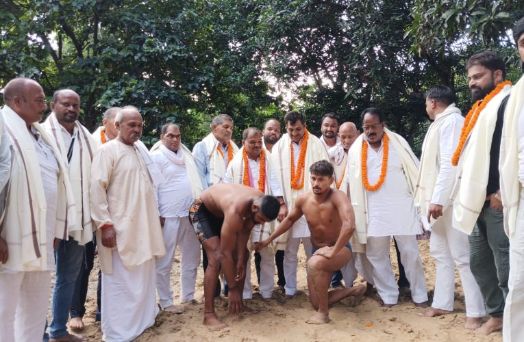 ग्राम सभा चकिया में पुरानी कला कुश्ती को बहाल करने हेतु युवाओं को किया पुरस्कृत।