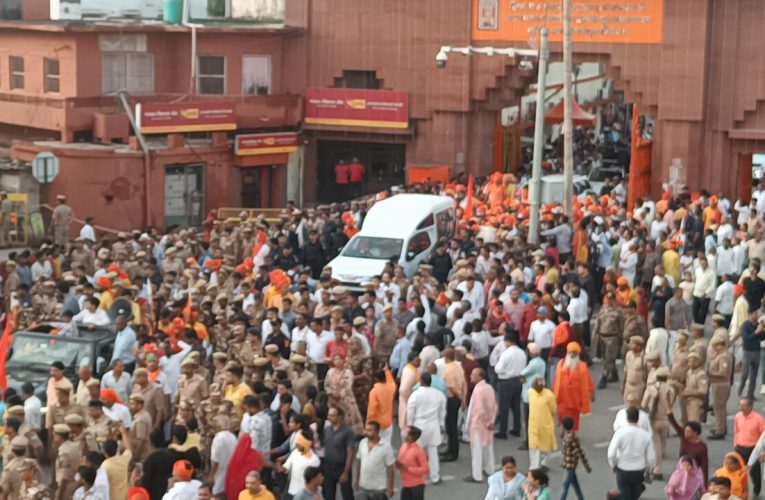 विजयदशमी पर गोरखनाथ मंदिर से मुख्यमंत्री योगी आदित्यनाथ की निकली शोभायात्रा जगह जगह हुआ अभिनंदन।