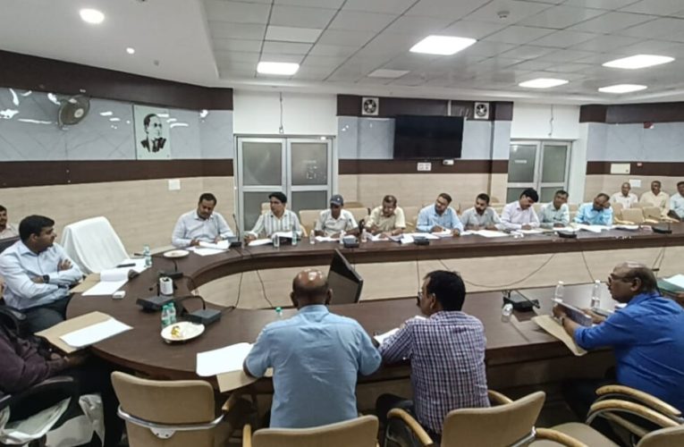 डीएम दीपक मीणा ने बेरोजगारों को रोजगार व किसानों को खाद उपलब्ध कराने के दिए निर्देश