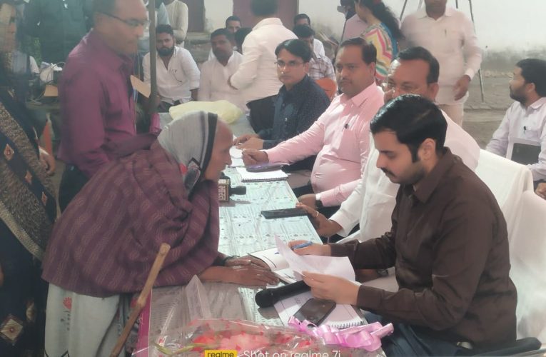 सीडीओ शाश्वत त्रिपुरारी ने जंगल कौड़िया में ग्राम चौपाल लगाकर सुनी जनसमस्याएं
