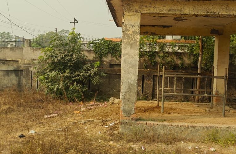 पशु अस्पताल की क्षतिग्रस्त चार दीवार बडी दुर्घटना के इंतजार में जिम्मेदार अधिकारी