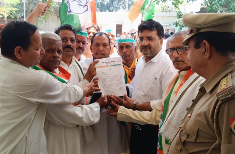 कांग्रेस कार्यकर्ताओ ने एसडीएम को ज्ञापन सौंपा
