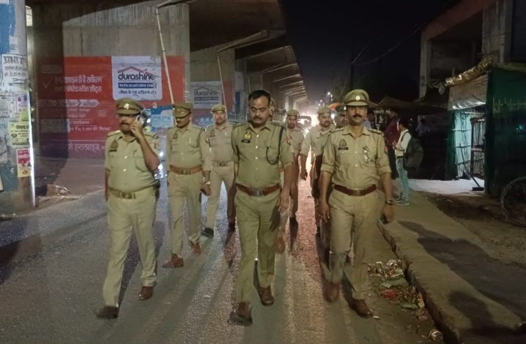 अपर पुलिस अधीक्षक द्वारा थाना रॉबर्ट्सगंज क्षेत्रान्तर्गत पैदल गश्त व सघन वाहन चेकिंग, सुरक्षा व्यवस्था का लिया जायजा