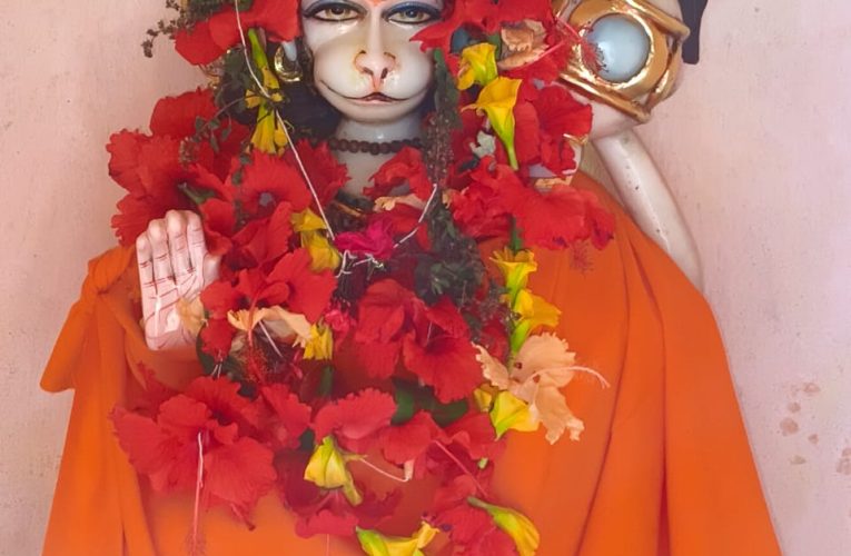 शिवसरोवर तट स्थित श्री संकटमोचन हनुमान मंदिर में अखंड रामायण पाठ का भव्य आयोजन पूर्वा टाइम्स – घनश्याम पाण्डेयसोनभद्र। विकासखंड करमा क्षेत्र के ग्राम बेलाही (पोस्ट तिलौली कलां), तहसील घोरावल में स्थित शिवसरोवर के पावन तट पर बने श्री संकटमोचन हनुमान मंदिर प्रांगण में इस वर्ष भी परंपरा के अनुसार हनुमान जन्मोत्सव के अवसर पर अखंड रामायण पाठ का भव्य आयोजन किया गया।कार्यक्रम का शुभारंभ विधि-विधान से भगवान श्री राम, माता सीता एवं भगवान हनुमान जी की पूजा-अर्चना के साथ हुआ। इस धार्मिक अनुष्ठान के मुख्य यजमान संतोष पाण्डेय रहे, जबकि पुरोहित के रूप में पंडित सुदामा दुबे ने वैदिक मंत्रोच्चार के साथ कार्यक्रम का संचालन किया।अखंड रामायण पाठ का संगीतमय प्रस्तुतीकरण राकेश पाण्डेय एवं उनके सहयोगियों के नेतृत्व में किया गया, जिसने पूरे वातावरण को भक्तिमय बना दिया। कार्यक्रम में इंदिरा चरण पाण्डेय सहित अनेक श्रद्धालुओं ने सक्रिय सहयोग प्रदान किया।इस अवसर पर ई. प्रकाश पाण्डेय संस्थापक, तेजस्वी संगठन, संतलाल बुद्धिराम जी एवं हरिहर सहित अनेक गणमान्य लोग उपस्थित रहे। सभी ने मिलकर आयोजन को सफल बनाने में महत्वपूर्ण भूमिका निभाई।पूरे आयोजन के दौरान भजन-कीर्तन, रामधुन एवं सुंदरकांड पाठ से मंदिर परिसर गूंजता रहा। श्रद्धालुओं की भारी उपस्थिति ने इस धार्मिक आयोजन को और भी भव्य बना दिया।अखंड रामायण पाठ के समापन पर हवन-पूजन एवं भंडारे का आयोजन किया गया, जिसमें बड़ी संख्या में श्रद्धालुओं ने प्रसाद ग्रहण किया। इस अवसर पर क्षेत्र के गणमान्य नागरिक एवं ग्रामीण बड़ी संख्या में उपस्थित रहे।इस प्रकार, हर वर्ष की भांति इस वर्ष भी शिवसरोवर तट पर आयोजित यह धार्मिक अनुष्ठान श्रद्धा, भक्ति और सामाजिक एकता का प्रतीक बनकर उभरा।
