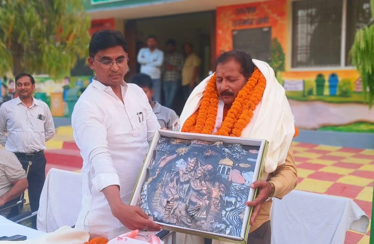 नगर पंचायत के कर्मचारी मनोज शुक्ला हुए सेवानिवृत्ति, विदाई समारोह हुआ आयोजित
