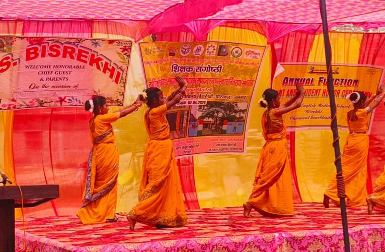रिटायर्ड शिक्षकों को भव्य विदाई, सांस्कृतिक कार्यक्रमों से गूंजा विद्यालयपूर्वा टाइम्स – घनश्याम पाण्डेयसोनभद्र -घोरावल प्राथमिक विद्यालय बिसरेखी में 2 अप्रैल को वार्षिकोत्सव एवं सेवा निवृत्त शिक्षकों के सम्मान में भव्य विदाई समारोह का आयोजन किया गया। कार्यक्रम में बच्चों ने शानदार और अद्भुत सांस्कृतिक प्रस्तुतियां देकर उपस्थित लोगों को मंत्रमुग्ध कर दिया। प्रधाना अध्यापिका कौशर जहाँ सिद्दीकी के नेतृत्व में रिटायर्ड शिक्षकों राम प्रसाद, राम किसुन यादव, शिव राम, बच्चु मास्टर को भावभीनी विदाई दी गई। इस दौरान सभी अतिथियों, अभिभावकों को मोमेंटो और शाल देकर सम्मानित किया गया तथा बच्चों को पुरस्कार वितरित किए गए। विद्यालय के समस्त स्टाफ को भी सम्मानित किया गया।कार्यक्रम में खंड शिक्षा अधिकारी, नायब तहसीलदार सहित उपस्थित अतिथियों ने बच्चों और विद्यालय स्टाफ की सराहना की। कार्यक्रम की अध्यक्षता विद्या प्रसाद दुबे ने की, जबकि संचालन शिव शंकर और राजेश पटेल ने किया। इस अवसर पर खंड शिक्षा अधिकारी घोरावल, समस्त एआरपी, न्याय पंचायत के शिक्षक, समस्त संकुल, राजेश वैश्य, नीलम गिरि, संगीता, राजीव सिंह, अजीत सिंह (ARP), दिनेश मिश्रा (ARP रॉबर्ट्सगंज), हनुमंत, जितेंद्र, परम शीला, विमलेश, अमीन गाजला, विष्णुकांत, रामनिवास, कलीम, अशोक संयासी, प्रवीण कुमार सहित बड़ी संख्या में लोग मौजूद रहे।