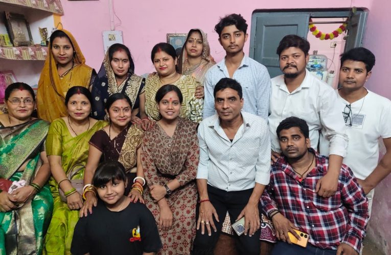 तीसरे प्रयास में मिली सफलता, अब गांवों के विकास पर फोकस UPPCS टॉपर अभिलाषा शर्मा से विशेष बातचीतपूर्वा टाइम्स – घनश्याम पाण्डेयओबरा (सोनभद्र), अभिषेक अग्रहरी।उत्तर प्रदेश लोक सेवा आयोग (UPPCS) के हालिया घोषित परिणाम में जनपद सोनभद्र के ओबरा नगर की निवासी अभिलाषा शर्मा (उर्फ प्रिया शर्मा) ने 14वीं रैंक प्राप्त कर खंड विकास अधिकारी (BDO) पद पर चयन हासिल किया है। परिणाम जारी होने के बाद उनसे की गई विशेष बातचीत में उनकी सफलता के पीछे का संघर्ष, पारिवारिक सहयोग और भविष्य की सोच सामने आई।अभिलाषा शर्मा एक साधारण परिवार से आती हैं। उनके दादा स्वर्गीय अंगद शर्मा एवं दादी स्वर्गीय मनरा देवी रहे हैं। उनके पिता अवधेश शर्मा ओबरा स्थित हाइडिल विभाग में बड़े बाबू के पद पर कार्यरत हैं, जबकि माता शशि शर्मा गृहिणी हैं। परिवार में चार संतानों में वह एकमात्र बेटी हैं — उनके तीन भाई हसदेव शर्मा, सत्य प्रकाश शर्मा और ऋषभ शर्मा हैं।अभिलाषा ने बताया कि यह सफलता उन्हें तीसरे प्रयास में मिली है। उन्होंने अपनी प्रारंभिक तकनीकी शिक्षा पॉलिटेक्निक (इलेक्ट्रिकल ट्रेड) से पूरी की। इसी दौरान कौशांबी के तत्कालीन जिलाधिकारी मनीष वर्मा द्वारा कॉलेज में आयोजित संवाद कार्यक्रम ने उनके जीवन की दिशा बदल दी।जब उन्होंने कहा कि छात्राएं प्रशासनिक सेवाओं में क्यों नहीं आ रहीं, तो वह बात मेरे मन में बैठ गई,” उन्होंने बताया।इसके बाद उन्होंने प्रयागराज में रहकर तैयारी शुरू की और लगातार मेहनत जारी रखी। उन्होंने बताया कि दो प्रयासों में असफलता के बाद भी उन्होंने हार नहीं मानी। इस दौरान परिवार की ओर से विवाह का दबाव भी आया, लेकिन उन्होंने स्पष्ट रूप से अपनी प्राथमिकता पढ़ाई को बताया — और परिवार ने उनका पूरा साथ दिया।रिजल्ट वाले दिन का अनुभव साझा करते हुए उन्होंने बताया कि सबसे पहले उनके पिता ने परिणाम देखा। इसके बाद परिचितों और मित्रों के संदेश आने लगे। “रात करीब 3 बजे जब मैंने फोन देखा, तब मुझे खुद विश्वास हुआ कि मैं सफल हो गई हूं,” उन्होंने कहा।अभिलाषा शर्मा ने बताया कि उनका लक्ष्य प्रशासनिक सेवा में जाकर जिला कलेक्टर बनने का था, हालांकि वर्तमान में खंड विकास अधिकारी के रूप में चयन को वह एक महत्वपूर्ण अवसर के रूप में देखती हैं।उन्होंने कहा कि ग्रामीण क्षेत्रों में योजनाओं के सही क्रियान्वयन की कमी से लोगों को जो समस्याएं होती हैं, उन्हें दूर करना उनकी प्राथमिकता होगी। साथ ही महिलाओं की शिक्षा और सशक्तिकरण के लिए विशेष रूप से कार्य करने की इच्छा व्यक्त की।उनकी इस सफलता को क्षेत्र में एक बड़ी उपलब्धि के रूप में देखा जा रहा है। स्थानीय लोगों का कहना है कि यह उपलब्धि यह साबित करती है कि यदि लगन और जज्बा हो, तो किसी भी पृष्ठभूमि से आकर बड़ी सफलता हासिल की जा सकती है।अभिलाषा शर्मा की कहानी न केवल सोनभद्र बल्कि उन सभी युवाओं के लिए प्रेरणा है, जो सीमित संसाधनों के बावजूद बड़े सपने देखने और उन्हें पूरा करने का साहस रखते हैं।