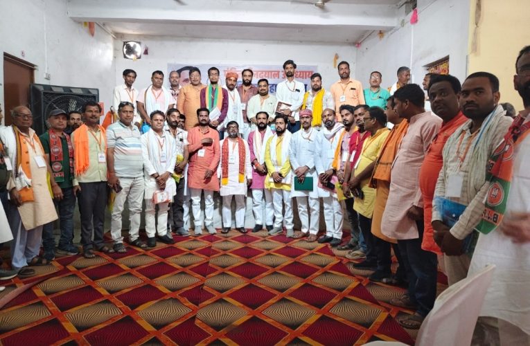 भाजपा ओबरा मण्डल में पंडित दीनदयाल उपाध्याय प्रशिक्षण महाभियान  का भव्य समापनपूर्वा टाइम्स – घनश्याम पाण्डेयसोनभद्र। ओबरा भारतीय जनता पार्टी ओबरा मण्डल में हो रहे पंडित दीनदयाल उपाध्याय प्रशिक्षण महाभियान 2026  के तहत मण्डल प्रशिक्षण वर्ग के अन्तिम सत्र का समापन  आज राम मंदिर के प्रांगण में स्थित मानस भवन में हुआ। आज के कार्यक्रम के पहले सत्र के मुख्य वक्ता आशुतोष चतुर्वेदी ने ” भाजपा की कार्य पद्धति, संरचना और ग्रहण करना ” टॉपिक पर अपने प्रशिक्षुओं को संबोधित करते हुए उसे अपने कार्यशैली में उतारने का प्रशिक्षण दिया। आज के प्रशिक्षण का अन्तिम सत्र जिलाअध्यक्ष नन्द लाल गुप्ता ने लिया जो समापन का सत्र था। इस सत्र में ओबरा मण्डल के मण्डल अध्यक्ष शिव नाथ जायसवाल ने जिला अध्यक्ष नन्द लाल गुप्ता स्वागत वंदन और अभिनंदन करते हुए उनका माल्यार्पण व अंग वस्त से सम्मानित किया। प्रशिक्षण के अन्तिम सत्र में जिला अध्यक्ष नन्द लाल गुप्ता ने अपने प्रशिक्षण ले रहे पदाधिकारियों और कार्यकर्ताओं को बूथ के गठन, मन की बात और  बैठक के महत्व के बारे में विस्तृत जानकारी दी। ताकि सभी पदाधिकारी और कार्यकर्ता गण बूथ का अच्छे से गठन और प्रबंधन कर सके।इस इस अवसर पर विशाल पाण्डेय, बृजेश पाण्डेय, उमेश सिंह पटेल, सुख नन्दन चौरसिया, निशांत कुशवाहा, विशाल गुप्ता, राम निवास तोमर, मनोज सिंह, रंजना सिंह, हेमलता जायसवाल, सतीश पाण्डेय, सुनीता पाण्डेय, महेश जायसवाल,मोहित पटेल, संजय सिंह,अनुज त्रिपाठी, सरिता सिंह,विवेक सिंह तोमर, सुशील कुशवाहा, निलेश मिश्रा, दशरथ शुक्ला, राज कुमार यादव, पंकज गौतम, मीडिया प्रभारी शिशिर शर्मा, गौरव सिंह, विकास सिंह, आनन्द जायसवाल, सुनील सिंह, नित्यानंद दूबे, आदर्श सिंह सहित भाजपा ओबरा मण्डल के सभी पदाधिकारी एवं कार्यकर्ता गण प्रशिक्षण सत्र में उपस्थित रहे।
