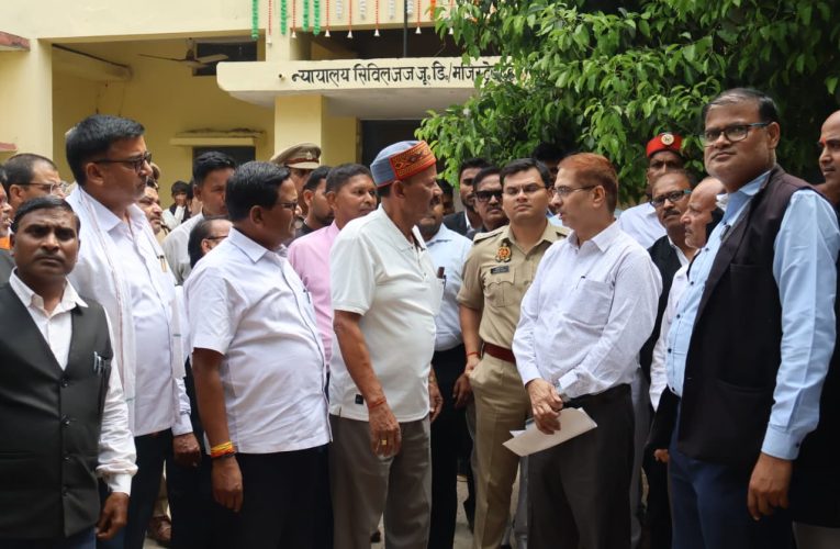 जिलाधिकारी सोनभद्र एवं पुलिस अधीक्षक सोनभद्र द्वारा मा० न्यायालय दुद्धी का निरीक्षण, सुरक्षा व्यवस्था का लिया गया जायजा-