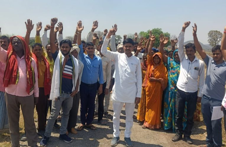 Sonbhadra News: तेलगुड़वा पश्चिम टोला में बिजली की समस्या को लेकर ग्रामीणों का आक्रोश फूटा, आदिवासी समुदाय का जोरदार प्रदर्शन किया.