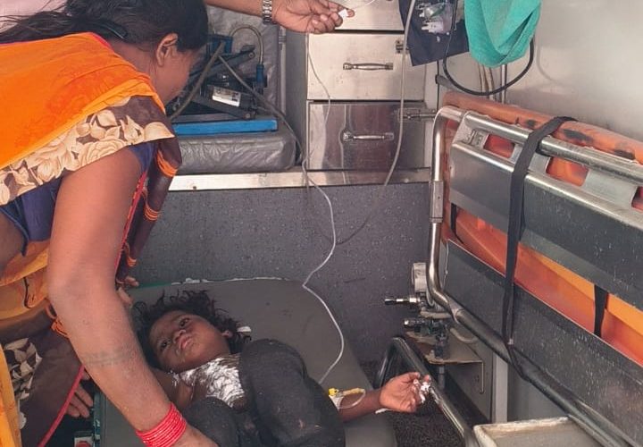 करंट की चपेट में आए एक ही परिवार के तीन लोग, वाराणसी ट्रॉमा सेंटर रेफर.पूर्वा टाइम्स – ब्यूरोसोनभद्र के कोन थाना क्षेत्र के एक गांव में बिजली विभाग की लापरवाही के चलते बड़ा हादसा हो गया, जहां टूटकर लटक रहे बिजली के तार की चपेट में आकर एक ही परिवार के तीन लोग गंभीर रूप से घायल हो गए। सभी घायलों को प्राथमिक उपचार के बाद जिला अस्पताल में भर्ती कराया गया, जहां से उनकी हालत गंभीर देखते हुए डॉक्टरों ने बेहतर इलाज के लिए वाराणसी ट्रॉमा सेंटर रेफर कर दिया।प्राप्त जानकारी के अनुसार, घटना उस समय हुई जब घर की 30 वर्षीय सुल्तानी पत्नी रामप्रवेशपानी लेने के लिए बाहर गई थी। उसी दौरान उसका 2 वर्षीय बेटा राम प्रवेश भी पीछे-पीछे वहां पहुंच गया और पोल के सहारे लटक रहे बिजली के तार को पकड़ लिया। तार में करंट प्रवाहित होने के कारण वह तुरंत उसकी चपेट में आकर चिपक गया। बेटे को तड़पता देख मां उसे बचाने दौड़ी, लेकिन वह भी करंट की चपेट में आ गई। इसके बाद 3 वर्षीय बेटी अर्चना भी दोनों को बचाने पहुंची, लेकिन वह भी बिजली के करंट की जद में आकर घायल हो गई। घटना के बाद मौके पर अफरा-तफरी मच गई। परिजनों ने तत्काल 108 एंबुलेंस सेवा को सूचना दी, लेकिन आरोप है कि समय पर एंबुलेंस उपलब्ध नहीं हो सकी और विभिन्न बहाने बनाए गए। ऐसे में परिजनों ने निजी वाहन की व्यवस्था कर तीनों घायलों को जिला अस्पताल पहुंचाया। घायलों के परिजन राजकुमार ने बताया कि बिजली के तार पोल पर लटक रहे थे, लेकिन समय रहते ठीक नहीं किया गया। उन्होंने आरोप लगाया कि यदि समय रहते विभाग द्वारा तार को ठीक करा दिया जाता तो यह हादसा टाला जा सकता था। ग्रामीणों ने भी बिजली विभाग की कार्यशैली पर गंभीर सवाल उठाते हुए लापरवाही के खिलाफ कार्रवाई की मांग की है। फिलहाल तीनों घायलों का इलाज वाराणसी में चल रहा है और उनकी स्थिति चिंताजनक बनी हुई है। प्रशासन द्वारा मामले की जांच की बात कही जा रही है। हालांकि घटना के बाद जेई मौके पर पहुंचे कि नहीं पहुंचे इसकी जानकारी से परिजनों ने अनभिज्ञता जताई है।