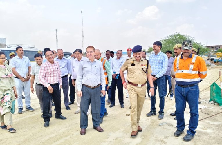 सलाई बनवा ग्रेडिंग यूनिट ए0सी0सी0 स्थल का जिलाधिकारी ने किया निरीक्षण -पूर्वा टाइम्स – समाचार सोनभद्र -जिलाधिकारी बी0एन0 सिंह ने आज ग्रेडिंग यूनिट ए0सी0सी0 सिमेन्ट सलाई बनवा स्थल का स्थलीय निरीक्षण कर व्यवस्थाओं का जायजा लिया। निरीक्षण के दौरान उन्होंने संबंधित अधिकारियों को आवश्यक दिशा-निर्देश देते हुए कहा कि क्षेत्र की सड़कों की मरम्मत का कार्य शीघ्र प्रारंभ कराया जाए तथा टेंडर प्रक्रिया समयबद्ध ढंग से पूर्ण की जाए। उन्होंने सड़क किनारे लगे खंभों को हटाने के कार्य को प्राथमिकता पर कराने के निर्देश दिए और कहा कि विद्युत विभाग आवश्यक एस्टीमेट तैयार कर लोक निर्माण विभाग को उपलब्ध कराए, ताकि कार्य में किसी प्रकार की बाधा न आए। जिलाधिकारी ने परिसर के आसपास वृक्षारोपण कराने पर भी विशेष जोर दिया और पर्यावरण संरक्षण के दृष्टिकोण से इसे आवश्यक बताया। निरीक्षण के दौरान जिलाधिकारी ने ग्रेडिंग यूनिट ए0सी0सी0 सिमेन्ट परिसर की व्यवस्थाओं का अवलोकन कर संबंधित अधिकारियों को सुधारात्मक कार्यवाही के निर्देश भी दिए। उन्होने कहा कि वन विभाग से सम्बन्धित जो कार्यवाही होनी है उसे यथाशीघ्र पूर्ण कर लिया जाये इस अवसर पर मुख्य विकास अधिकारी जागृति अवस्थी, अपर जिलाधिकारी (वित्त एवं राजस्व) श्री वागीश कुमार शुक्ला, जिला विकास अधिकारी हेमंत कुमार सिंह, उप जिलाधिकारी ओबरा विवेक कुमार सिंह, लोक निर्माण विभाग के अभियंता शैलेश सिंह ठाकुर, उपायुक्त उद्योग अधिकारी विनोद कुमार चौधरी सहित विभिन्न विभागों के अधिकारी एवं कर्मचारी उपस्थित रहे।