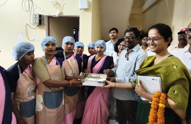 नीति आयोग के नोडल अधिकारी डॉ. मुथु कुमार स्वामी का सोनभद्र दौरा, शिक्षा गुणवत्ता व महिला स्वावलंबन को बढ़ावा देने के दिए निर्देश -पूर्वा टाइम्स – समाचार