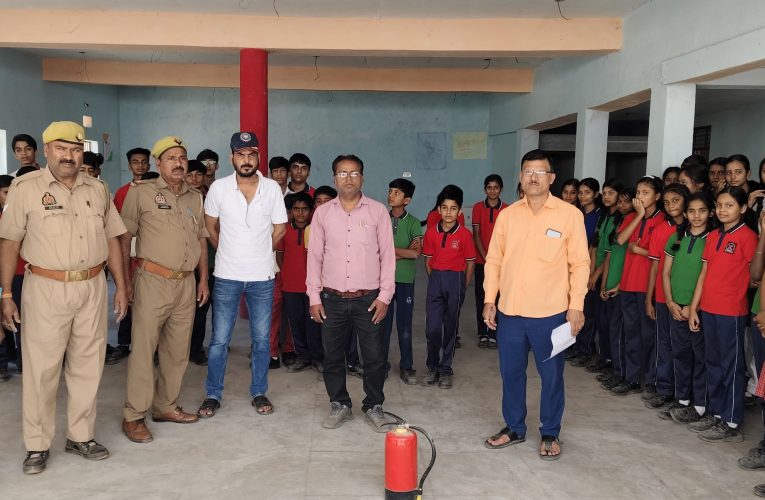 एसएनजी पब्लिक स्कूल में अग्निशमन विभाग का मॉक ड्रिल, बच्चों को सिखाए गए आग से बचाव के तरीके।पूर्वा टाइम्स – समाचार चोपन सोनभद्र। गौरव नगर स्थित एसएनजी पब्लिक स्कूल के प्रांगण में आज अग्निशमन विभाग की टीम द्वारा बच्चों को आग से सुरक्षा के प्रति जागरूक करने के उद्देश्य से मॉक ड्रिल का आयोजन किया गया। इस दौरान विभाग के अधिकारियों ने विद्यार्थियों को आग लगने की स्थिति में बचाव के व्यावहारिक उपायों की जानकारी दी।कार्यक्रम में अग्निशमन विभाग के LFM अनिल कुमार सिंह, LFM राम आशीष यादव एवं FM नीलेश कुमार मौर्या मौजूद रहे। उन्होंने बच्चों को आग से बचाव के विभिन्न तरीकों का प्रदर्शन करते हुए बताया कि आपात स्थिति में घबराने के बजाय समझदारी से काम लेना कितना आवश्यक है।LFM अनिल कुमार सिंह ने बच्चों को अग्निशमन गैस सिलेंडर (फायर एक्सटिंग्विशर) के उपयोग की विधि विस्तार से समझाई। उन्होंने बताया कि आग लगने की स्थिति में सबसे पहले सिलेंडर की पिन निकालनी चाहिए, इसके बाद सेफ्टी गार्ड हटाकर पाइप को सीधे आग की दिशा में करते हुए गैस का छिड़काव करना चाहिए। इस प्रक्रिया को उन्होंने मॉक ड्रिल के माध्यम से प्रदर्शित भी किया। वहीं LFM राम आशीष यादव ने गैस सिलेंडर में आग लगने की स्थिति से निपटने के उपाय बताए। उन्होंने कहा कि ऐसी स्थिति में तुरंत बोरा, कंबल या कोई मोटा सूती कपड़ा पानी में भिगोकर सिलेंडर पर डालकर ढक देना चाहिए, जिससे आग पर काबू पाया जा सकता है। इस अवसर पर विद्यालय के प्रबंधक राजेश कुमार, प्रधानाचार्य धीरेन्द्र कुमार, ब्रह्मानन्द रवानी, मोना दास, अंजलि, सेजल रवानी, आफरीन, प्रदीप सहित शिक्षकगण एवं बड़ी संख्या में छात्र-छात्राएं उपस्थित रहे। कार्यक्रम के अंत में विद्यालय प्रबंधन ने अग्निशमन विभाग की टीम का आभार व्यक्त करते हुए कहा कि इस तरह के प्रशिक्षण से बच्चों में जागरूकता बढ़ती है और वे आपात स्थिति में स्वयं को सुरक्षित रखने में सक्षम बनते हैं।