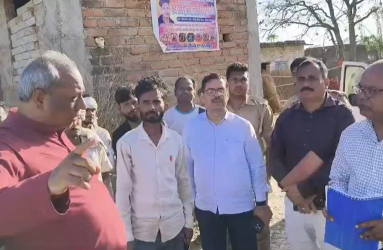 मत्स्य योजनाओं में अनियमितताओं पर सख्त हुए मंत्री संजय निषाद, जांच के दिए निर्देश.पूर्वा टाइम्स – समाचार सोनभद्र -जनपद दौरे पर पहुंचे उत्तर प्रदेश सरकार के कैबिनेट मंत्री संजय निषाद ने प्रधानमंत्री मत्स्य संपदा योजना और मुख्यमंत्री मत्स्य संपदा योजना के क्रियान्वयन में सामने आई अनियमितताओं को लेकर कड़ा रुख अपनाया है। शिकायत मिलने के बाद उन्होंने रिहंद बांध और ओबरा डैम का स्थलीय निरीक्षण किया, जहां कई गंभीर खामियां उजागर हुईं। निरीक्षण के दौरान मंत्री ने पाया कि कई स्थानों पर पुराने केज को नया दिखाकर अनुदान राशि का दुरुपयोग किया गया है। कई केज में मछली पालन पूरी तरह बंद मिला, जहां काई जमी हुई थी और जाल तक नहीं लगाए गए थे। इससे स्पष्ट होता है कि योजना का लाभ लेने के बावजूद जमीनी स्तर पर कार्य नहीं हो रहा है। मंत्री ने बताया कि कई लाभार्थियों ने शिकायत की है कि उनके नाम पर योजना स्वीकृत हुई, लेकिन वास्तविक रूप से मछली पालन कोई अन्य व्यक्ति कर रहा है। कुछ मामलों में लाभार्थियों से जबरन पैसे लेने और दबाव बनाने की बात भी सामने आई है, जिसे उन्होंने गंभीर अनियमितता बताया। संजय निषाद ने कहा कि सरकार का उद्देश्य मछुआरा समुदाय और जरूरतमंद लोगों को अनुदान देकर आर्थिक रूप से सशक्त बनाना है, ताकि वे विकास की मुख्यधारा से जुड़ सकें। लेकिन कुछ अधिकारियों और संबंधित लोगों की मिलीभगत से योजनाओं की मंशा प्रभावित हो रही है।उन्होंने स्पष्ट निर्देश दिए कि जांच में जो भी दोषी पाया जाएगा, उसके खिलाफ सख्त कार्रवाई की जाएगी और किसी को भी बख्शा नहीं जाएगा। साथ ही उन्होंने पुलिस विभाग को निर्देशित किया कि शिकायत करने वाले लाभार्थियों की सुरक्षा सुनिश्चित की जाए।मंत्री ने यह भी कहा कि शिकायतकर्ताओं से व्यक्तिगत रूप से मुलाकात कर मामले की गहराई से जांच की जाएगी और बड़े स्तर पर मंथन कर सुधारात्मक कदम उठाए जाएंगे। जांच के दौरान कुछ अधिकारियों की भूमिका भी संदिग्ध पाई गई है, जिस पर उन्हें तत्काल प्रभाव से अटैच कर विस्तृत जांच के आदेश दिए गए हैं, ताकि योजनाओं का लाभ वास्तविक पात्रों तक पहुंच सके।