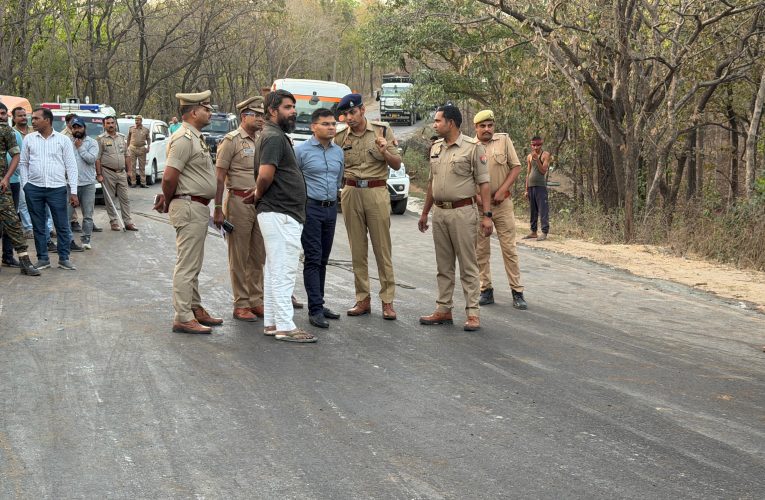 हाथीनाला में भीषण हादसा: ट्रकों की टक्कर के बाद आग, 2 की मौत, एक गंभीर पूर्वा टाइम्स – समाचार सोनभद्र – हाथीनाला थाना क्षेत्र के हथवानी गांव के पास वाराणसी-शक्तिनगर मार्ग पर शनिवार शाम भीषण सड़क हादसा हो गया। दो ट्रकों की आमने-सामने टक्कर के बाद दोनों वाहनों में आग लग गई, जिससे 2 लोगों की जिंदा जलकर दर्दनाक मौत हो गई, जबकि एक चालक गंभीर रूप से घायल हो गया। प्रत्यक्षदर्शियों के अनुसार टक्कर इतनी जबरदस्त थी कि दोनों ट्रक पूरी तरह क्षतिग्रस्त हो गए और देखते ही देखते आग ने विकराल रूप ले लिया। हादसे के दौरान चालक और खलासी वाहन में फंस गए। सूचना मिलते ही अभिषेक वर्मा सहित पुलिस बल मौके पर पहुंचे और स्थानीय लोगों की मदद से राहत एवं बचाव कार्य शुरू किया गया। काफी मशक्कत के बाद एक चालक को बाहर निकालकर हिंडाल्को अस्पताल में भर्ती कराया गया, जहां उसकी हालत गंभीर बनी हुई है।स्थानीय समाजसेवी डब्लू सिंह ने बताया कि घटना में दो लोगों की मौके पर ही जलकर मौत हो गई, जबकि एक अन्य व्यक्ति को बचाने का प्रयास किया गया, लेकिन आग की लपटों के कारण उसे नहीं बचाया जा सका। एक व्यक्ति को लगभग बाहर निकाल लिया गया था, लेकिन तेज आग के कारण उसे बचाना संभव नहीं हो पायाघायल चालक सूरज ने बताया कि ट्रक का ब्रेक फेल होने से यह हादसा हुआ। उसने बताया कि वह गोरखपुर से रायपुर जा रहा था, तभी अचानक ब्रेक पाइप फट गया और नियंत्रण खोने से सामने से आ रहे ट्रक से टक्कर हो गई।शनिवार को शाम 5:00 बजे के आसपास थाना हाथीनाला और रेणुकूट के बीच एक हाईवा और ट्रक के बीच टक्कर हो जाने और उसके फल स्वरुप आग लग जाने की सूचना हुई थी। तत्काल थाना हाथीनाला पुलिस और पिपरी पुलिस पहुंचकर बचाव कार्य किया इस घटना में दो लोगों की दुखद मृत्यु हो गई है।इस प्रकरण की संबंध में थाना हाथीनाला में सुसंगत धाराओं में मुकद्दमा पंजीकृत की गई है अग्रिम कार्यवाही की जा रही है मृतकों की पहचान भी कार्रवाई जा रही है मौके से हाईवा व ट्रक को सड़क से हटा दिया गया है, जिसमें यातायात सुधनता के साथ चालू हो गया है मौके पर लाइन ऑर्डर की कोई समस्या नहीं है।आग बुझाने के लिए अल्ट्राटेक सीमेंट, चोपन फायर स्टेशन और हिंडाल्को की दमकल गाड़ियों ने कड़ी मशक्कत के बाद आग पर काबू पाया। हादसे के चलते मार्ग पर लंबा जाम लग गया, जिसे नियंत्रित करने के लिए यातायात पुलिस ने मुर्धवा मोड़ से वाहनों को डायवर्ट किया। फिलहाल मृतकों में एक की शिनाख्त हो सकी है और पुलिस मामले की जांच में जुटी हुई है।