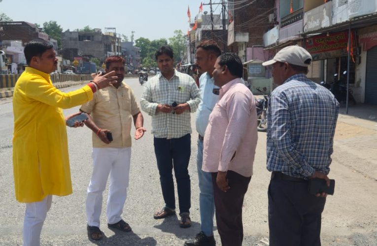 नि वर्तमान मण्डल अध्यक्ष भाजपा ने वाराणसी शक्तिनगर मुख्यमार्ग चोपन मार्केट में स्पीड ब्रेकर बनवाने की मांग की ।पूर्वा टाइम्स – समाचार चोपन /सोनभद्र – वाराणसी शक्तिनगर मुख्यमार्ग चोपन मार्केट में लगातार हो रही दुर्घटनाओं के मद्देनजर नि वर्तमान मंडल अध्यक्ष सुनील सिंह ने थाना प्रभारी निरीक्षक चोपन अखिलेश मिश्रा को लगातार दुर्घटनाओं के बाबत अवगत कराया कि वाराणसी शक्तिनगर मुख्य मार्ग पर सड़क की स्थिति लंबे समय से बेहद खराब है जगह-जगह सड़क नाली का रूप ले चुकी है गुरुद्वारा स्कूल से लेकर रिलायंस पेट्रोल पंप तक का स्थान गड्ढों व स्थाई ब्रेकर न होने की वजह से आए दिन हादसे हो रहे हैं स्थानीय लोगों का भी आरोप है कि सड़क की इस बदहाल स्थिति की शिकायत एसीपी टोल प्लाजा के जिम्मेदार अधिकारियों को कई बार की गई है लेकिन अभी तक कोई कार्यवाही नहीं हुई है वही इस मौके पर हाईवे सुपर वाईजर बृजेश पटेल ने सड़क की मरम्मत व स्थाई चोपन मार्केट के मुख्य जगहों पर स्थायी ब्रेकर बनवाने की मांग को स्वीकार करते हुए जल्द से जल्द ब्रेकर बनवाने की दिशा में कार्य करने की निर्देश भी दिए हैं।