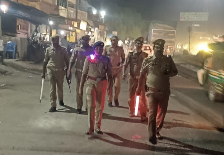 चोपन में यातायात नियम तोड़ने वालों पर सख्ती, रॉन्ग साइड चलने वालों के खिलाफ चला अभियान