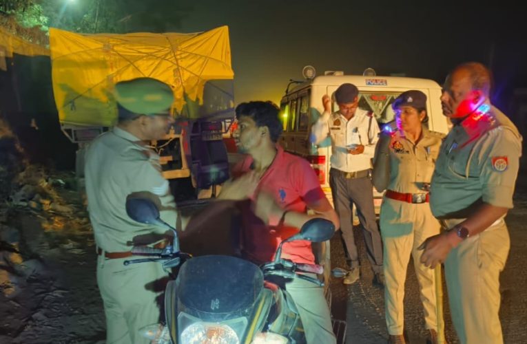 यातायात नियमों के उल्लंघन पर सख्ती, व्यापक चेकिंग अभियान में यातायात नियमों का उल्लंघन करने वाले वाहनों पर कार्रवाई -पूर्वा टाइम्स – समाचार सोनभद्र -पुलिस अधीक्षक सोनभद्र अभिषेक वर्मा के निर्देशन में तथा क्षेत्राधिकारी यातायात डॉ0 चारु द्विवेदी के नेतृत्व में जनपद में यातायात नियमों के प्रभावी अनुपालन हेतु विशेष अभियान चलाया गया। अभियान के क्रम में दिनांक 13.04.2026 को थाना चोपन अंतर्गत डाला क्षेत्र सहित जनपद के विभिन्न थाना क्षेत्रों में सघन चेकिंग अभियान संचालित किया गया। इस दौरान रॉन्ग साइड चलने वाले वाहनों, मॉडिफाइड साइलेंसर, बिना हेलमेट, सीट बेल्ट का प्रयोग न करने, ओवर स्पीड एवं शराब पीकर वाहन चलाने वालों के विरुद्ध सख्त कार्रवाई की गई। चेकिंग अभियान के दौरान कुल 73 रॉन्ग साइड, 10 ड्रिंक एंड ड्राइव, 342 बिना हेलमेट, 04 सीट बेल्ट उल्लंघन, 03 ओवर स्पीड तथा अन्य 374 वाहनों के विरुद्ध चालान की कार्रवाई की गई। साथ ही 33 वाहनों (29 वाहनों को ट्रैफिक पुलिस एवं 04 वाहन थानों के द्वारा) सीज किया गया तथा अवैध हूटर/मॉडिफिकेशन को मौके पर उतरवाया गया।जनपद पुलिस द्वारा आमजन से अपील की जाती है कि यातायात नियमों का पालन करें एवं सुरक्षित यात्रा सुनिश्चित करें। नियमों के उल्लंघन करने वालों के विरुद्ध इस प्रकार की कार्रवाई आगे भी निरंतर जारी रहेगी।