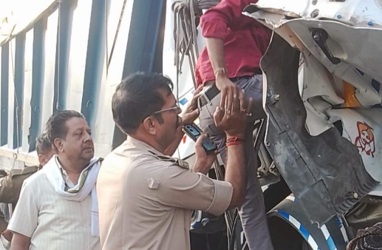 हाईवा ने ट्रेलर में मारी टक्कर, केबिन में फंसे घायल हाईवा चालक को रेस्क्यू कर निकला गया बाहर पूर्वा टाइम्स – समाचार सोनभद्र – हाथीनाला से रॉबर्ट्सगंज की तरफ करीब एक किमी आगे वाराणसी शक्तिनगर राजमार्ग पर हाईवा की ट्रेलर से जोरदार टक्कर हो गई जिसने हाईवा चालक घायल हो गया जो केबिन में फस गया जिसे रेस्क्यू के बाद पुलिस ने केबिन से बाहर निकलवाया ।हाथीनाला थाना प्रभारी नागेश सिंह ने बताया कि बुधवार की सुबह वाराणसी शक्तिनगर राजमार्ग पर हाईवा चालक नीरज पुत्र तुलसी निवासी चाची थाना कोन जनपद सोनभद्र को वाहन चालने के दौरान झपकी (नींद) लग गई जिससे सड़क के किनारे खड़े ट्रेलर में टक्कर मार दिया हाईवा की पूरी बाड़ी ट्रेलर के अंदर घुस गई थी हाईवा ड्राइवर उसमें फंसा हुआ था सूचना मिलते ही आपातकालीन अग्निशमन सेवा जेसीबी और हिंडालको की फायर गाड़ी व क्रेन मंगाकर ड्राइवर को सकुशल जिंदा निकाल लिया गया है ,टोल प्लाजा की एंबुलेंस से घायल हाईवा चालक को चोपन सीएचसी उसके परिजनों के माध्यम से भेजा गया है दोनों लेन की यातायात बहाल करा दिया गया ।