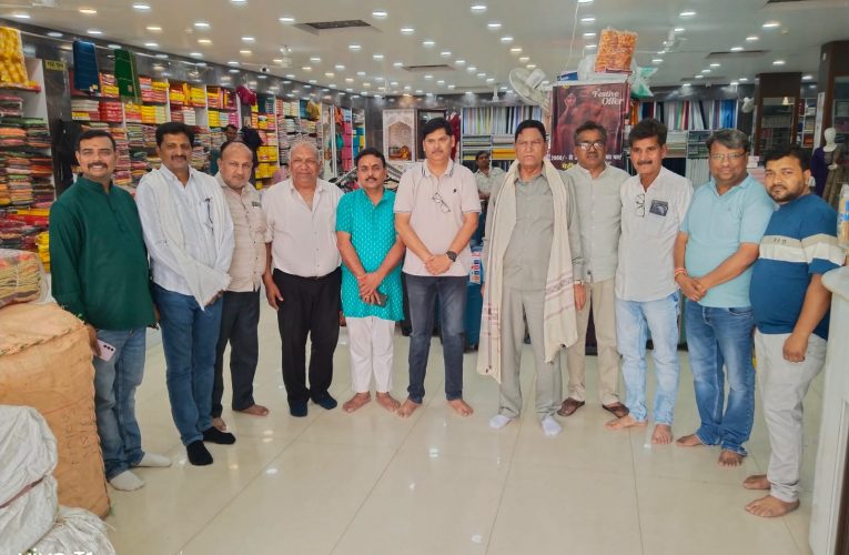 चोपन में व्यापारियों की समस्याओं पर हुई बैठक, प्रदेश अध्यक्ष का भव्य स्वागत -पूर्वा टाइम्स – समाचारसोनभद्र -चोपन उद्योग व्यापार प्रतिनिधि मंडल के तत्वावधान में आज नगर चोपन में उत्तर प्रदेश उद्योग व्यापार प्रतिनिधि मंडल के प्रदेश अध्यक्ष श्री बनवारी लाल कंछल जी का आगमन सोनभद्र भ्रमण के क्रम में हुआ। उनके आगमन पर स्थानीय व्यापारियों द्वारा उनका भव्य स्वागत किया गया।कार्यक्रम की शुरुआत में चोपन व्यापार मंडल के अध्यक्ष मो. आरिफ (पप्पू भाई), महामंत्री सुशील पाण्डेय एवं कोषाध्यक्ष महेश अग्रवाल सहित अन्य पदाधिकारियों ने प्रदेश अध्यक्ष का माल्यार्पण कर स्वागत किया।इस अवसर पर आयोजित बैठक में नगर एवं आसपास के व्यापारियों की विभिन्न समस्याओं को प्रदेश अध्यक्ष के समक्ष प्रमुखता से रखा गया। व्यापारियों ने विशेष रूप से धनबाद की ओर से आकर कटनी की ओर जाने वाली ट्रेन चोपन न आकर स्लाइवनवा से ही ओबरा की ओर घूम जा रही है जिसे चोपन से होकर चलाने की बात रखी गई , जिससे व्यापारिक गतिविधियों पर प्रतिकूल प्रभाव पड़ रहा है और व्यापारियों को भारी असुविधा का सामना करना पड़ रहा है।प्रदेश अध्यक्ष श्री कंछल ने व्यापारियों की समस्याओं को गंभीरता से सुनते हुए आश्वासन दिया कि इन मुद्दों को संबंधित विभागों के समक्ष उठाकर समाधान का प्रयास किया जाएगा।बैठक में ओबरा व्यापार मंडल अध्यक्ष सुशील गोयल, डाला व्यापार मंडल अध्यक्ष मुकेश जैन सहित चोपन नगर के प्रमुख व्यापारी राजू जिंदल, संदीप अग्रवाल ,रोहित अग्रवाल, नीरज पाठक, जगदीश तिवारी एवं अन्य गणमान्य व्यापारी उपस्थित रहे।