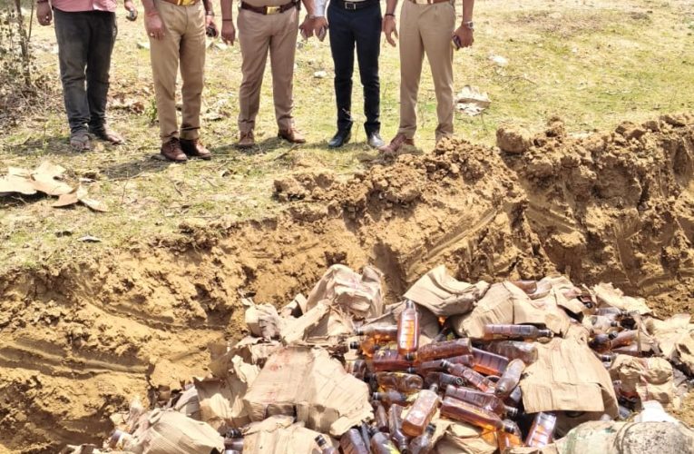 थाना ओबरा पुलिस द्वारा 154 अभियोगों से संबंधित अवैध शराब का विनिष्टीकरण -पूर्वा टाइम्स – समाचारसोनभद्र -पुलिस अधीक्षक सोनभद्र अभिषेक वर्मा एवं अपर पुलिस अधीक्षक अनिल कुमार के कुशल निर्देशन में थाना ओबरा पुलिस द्वारा न्यायालय के आदेश के अनुपालन में विनिष्टीकरण की कार्यवाही संपन्न कराई गई। उक्त कार्यवाही के अंतर्गत थाना ओबरा पर पंजीकृत कुल 154 अभियोगों से संबंधित बरामद माल का नियमानुसार निस्तारण किया गया, जिसमें लगभग 1500 लीटर कच्ची शराब एवं 11500 लीटर अंग्रेजी शराब को मा0 न्यायालय एफटीसी सोनभद्र के आदेशानुसार विनष्ट किया गया।यह कार्यवाही पूर्ण पारदर्शिता एवं विधिक प्रक्रिया का पालन करते हुए अभियोजन अधिकारी, उप जिलाधिकारी ओबरा एवं क्षेत्राधिकारी ओबरा अमित कुमार की उपस्थिति में संपन्न कराई गई।पुलिस द्वारा अवैध शराब के विरुद्ध निरंतर अभियान चलाया जा रहा है तथा भविष्य में भी इस प्रकार की कार्यवाही जारी रहेगी।
