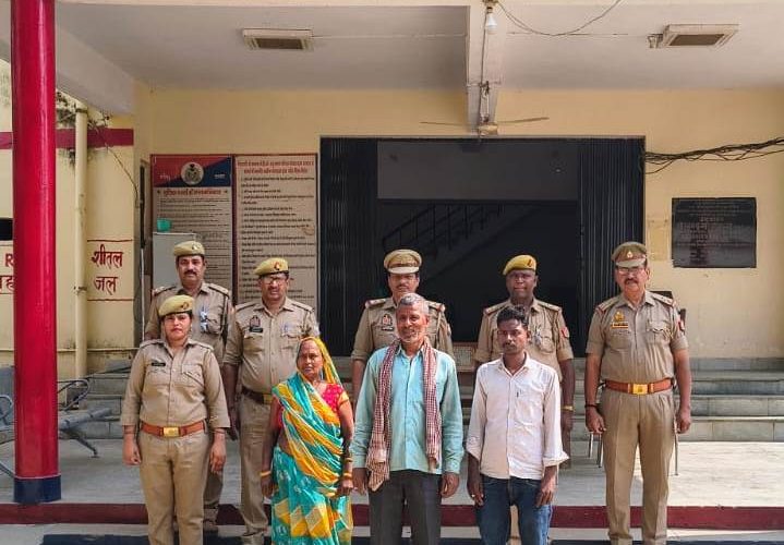 थाना पन्नूगंज की बड़ी कार्रवाई: दहेज उत्पीड़न के मामले में 03 वांछित अभियुक्त गिरफ्तार-पूर्वा टाइम्स – समाचारसोनभद्र -पुलिस अधीक्षक सोनभद्र अभिषेक वर्मा के निर्देशन में जनपद में अपराध एवं अपराधियों के विरुद्ध चलाए जा रहे अभियान के क्रम में, अपर पुलिस अधीक्षक मुख्यालय अनिल कुमार के पर्यवेक्षण एवं क्षेत्राधिकारी सदर राज सोनकर के कुशल नेतृत्व में थाना पन्नूगंज पुलिस द्वारा दहेज उत्पीड़न एवं प्रताड़ना से संबंधित मामले में वांछित 03 अभियुक्तों को गिरफ्तार करने में सफलता प्राप्त हुई है।घटना का विवरण:-थाना पन्नूगंज पर पंजीकृत मु0अ0सं0 81/2026, धारा 80(2), 85 बीएनएस (BNS) एवं 3/4 दहेज प्रतिषेध अधिनियम (D.P. Act) के तहत वांछित चल रहे अभियुक्तों की गिरफ्तारी हेतु पुलिस टीम गठित की गई थी। उक्त मामले में नामजद अभियुक्तों को पुलिस टीम द्वारा आज दिनांक 16.04.2026 को उनके निवास ग्राम तेलाड़ी से समय दोपहर 14:45 बजे गिरफ्तार किया गया। गिरफ्तार अभियुक्तों को विधिक कार्यवाही पूर्ण कर माननीय न्यायालय, सोनभद्र रवाना किया गया।गिरफ्तार अभियुक्तों का विवरण-01.लक्ष्मीनारायण जायसवाल पुत्र परशुराम जायसवाल (पति)02.परशुराम जायसवाल पुत्र रामेश्वर जायसवाल (ससुर)03.गुजराती देवी पत्नी परशुराम जायसवाल (सास)(निवासीगण- ग्राम तेलाडी, थाना पन्नूगंज, जनपद सोनभद्र)गिरफ्तार करने वाली पुलिस टीम-01.प्रभारी निरीक्षक कुमुद शेखर सिंह थाना पन्नूगंज जनपद सोनभद्र।02.का0 शशिकान्त सरोज थाना पन्नूगंज जनपद सोनभद्र।03.म0का0 अंजली सरोज थाना पन्नूगंज जनपद सोनभद्र।