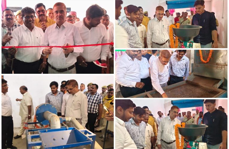 मिलेट्स प्रोसेसिंग यूनिट का उद्घाटन, किसानों को मिलेगा लाभ.पूर्वा टाइम्स – समाचार सोनभद्र -पन्नूगंज क्षेत्र अंतर्गत मझिगावा में प्रधानमंत्री सूक्ष्म खाद्य उद्योग उन्नयन योजना (PMFME) के तहत स्थापित मिलेट्स (मोटा अनाज) प्रोसेसिंग यूनिट का गुरुवार को विधिवत उद्घाटन किया गया। इस अवसर पर जिलाधिकारी बी.एन. सिंह ने फीता काटकर यूनिट का शुभारंभ किया और इसे जनपद के लिए एक महत्वपूर्ण पहल बताया। कार्यक्रम का संचालन जिला उद्यान अधिकारी मेवाराम द्वारा किया गया। यह यूनिट स्थानीय उद्यमी प्रदीप कुमार गुप्ता द्वारा स्थापित की गई है, जिसके लिए बैंक से 13 लाख रुपये का ऋण स्वीकृत हुआ है। साथ ही योजना के अंतर्गत 35 प्रतिशत अनुदान भी प्रदान किया गया है, जिससे उद्यम को बढ़ावा मिला है। जिलाधिकारी ने अपने संबोधन में कहा कि यह यूनिट जनपद की पहली नवाचार आधारित मिलेट्स प्रोसेसिंग इकाई है, जिसमें लगभग 92 प्रकार के मोटे अनाजों को प्रोसेस करने की क्षमता है। उद्घाटन के दौरान कोदो, सावां और चिरौंजी जैसे उत्पादों का सफल ट्रायल भी प्रस्तुत किया गया, जिससे इसकी उपयोगिता स्पष्ट हुई। उन्होंने कहा कि इस प्रकार की प्रोसेसिंग इकाइयों की स्थापना से किसानों को उनके उत्पादों का उचित मूल्य मिल सकेगा। साथ ही स्थानीय स्तर पर रोजगार के नए अवसर भी सृजित होंगे, जिससे ग्रामीण अर्थव्यवस्था को मजबूती मिलेगी। जिलाधिकारी ने यह भी बताया कि सोनभद्र जनपद मोटे अनाज के उत्पादन के लिए जाना जाता है और इस तरह की पहल से किसानों को सीधा लाभ प्राप्त होगा। कार्यक्रम में जिला सूचना अधिकारी, अधिशासी अभियंता (पीडब्ल्यूडी) सहित अन्य अधिकारीगण एवं स्थानीय उद्यमी उपस्थित रहे। सभी ने इस पहल की सराहना करते हुए इसे आत्मनिर्भर भारत की दिशा में एक महत्वपूर्ण कदम बताया। इस यूनिट के शुरू होने से न केवल किसानों की आय में वृद्धि की संभावना है, बल्कि क्षेत्र में लघु उद्योगों को भी प्रोत्साहन मिलेगा। इससे स्थानीय युवाओं को रोजगार के अवसर प्राप्त होंगे और ग्रामीण विकास को नई गति मिलेगी।