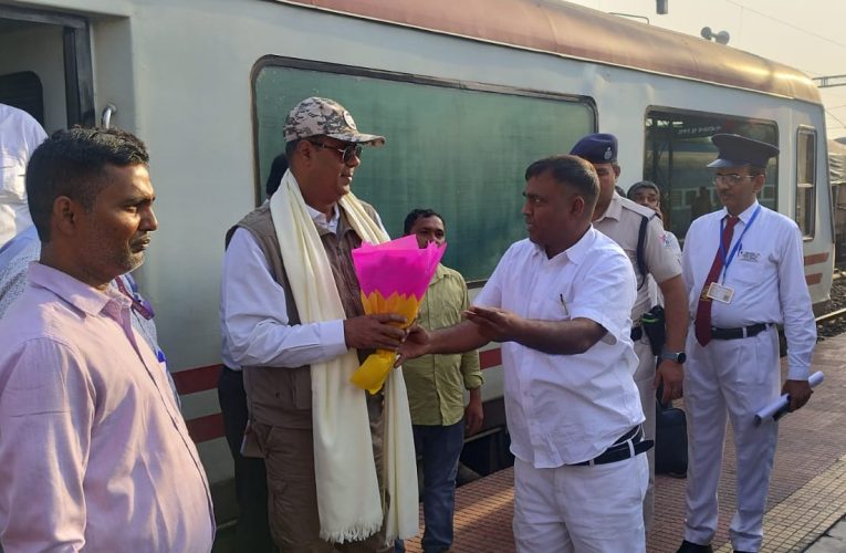 सिंगरौली रेलवे स्टेशन पर डीआरएम का निरीक्षण, ओबीसी एसोसिएशन ने किया सम्मान, चोपन सेक्शन में डॉक्टर की कमी का मुद्दा उठाया