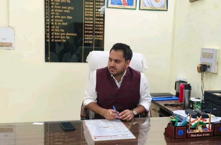 सोनभद्र जिले के 41 वें जिलाधिकारी के रूप में श्री चर्चित गौड़ ने किया कार्यभार ग्रहण पूर्वा टाइम्स – समाचार सोनभद्र – नवागत जिलाधिकारी चर्चित गौड़ ने आज जिले के 41वें जिलाधिकारी के रूप में जिला कोषागार के डबल लॉक में विधिवत कार्यभार ग्रहण कर लिया। कार्यभार ग्रहण करने के उपरान्त नवागत जिलाधिकारी चर्चित गौड़ ने कहा कि भूमि विवाद के मामलों को प्राथमिकता के आधार पर निस्तारण कराया जायेगा, विधि एवं शांति व्यवस्था का अनुपालन सुनिश्चित किया जायेगा और विकास परक योजनाओं से पात्र लाभार्थियों को लाभान्वित किया जायेगा। नवागत जिलाधिकारी चर्चित गौड़ वर्ष-2016 बैच के भारतीय प्रशासनिक सेवा आई0ए0एस0 कैडर के अधिकारी हैं। वर्तमान में उत्तर प्रदेश राज्य औद्योगिक विकास प्राधिकरण में अपर मुख्य कार्यपालक अधिकारी के पद पर थे , इसके पूर्व आगरा में उपाध्यक्ष आगरा विकास प्राधिकरण, फिरोजाबाद में मुख्य विकास अधिकारी पद पर पर तैनात रह चुके हैं। कार्यभार ग्रहण के दौरान मुख्य विकास अधिकारी जागृति अवस्थी, अपर जिलाधिकारी(वि0/रा0) वागीश कुमार शुक्ला, अपर जिलाधिकारी(न्यायिक) रमेश कुमार,अपर जिलाधिकारी नमामि गंगे रोहित यादव, वरिष्ठ कोषाधिकारी इन्द्रभान सिंह, अपर जिला सूचना अधिकारी विनय कुमार सिंह, प्रशासनिक अधिकारी रामलाल यादव, ओ0एस0डी0जिलाधिाकरी रामआधार सहित वरिष्ठ अधिकारीगण, कोषागार के रामवृक्ष सहित सम्बन्धित अधिकारी व कर्मचारीगण मौजूद रहें।