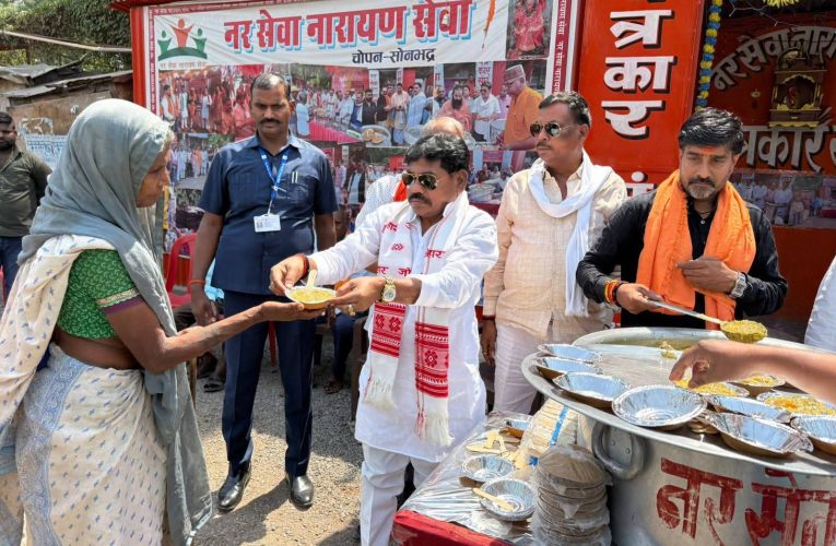 नर सेवा नारायण सेवा संस्थान ने खिचड़ी के साथ राहगीरों को पिलाया शर्बत