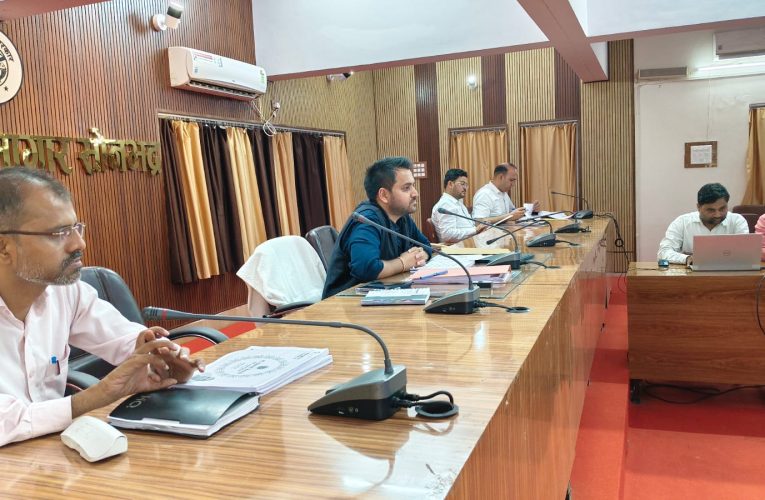 जिलाधिकारी ने की कर-करेत्तर की मासिक समीक्षा बैठक, राजस्व वसूली में तेजी लाने के दिये निर्देश