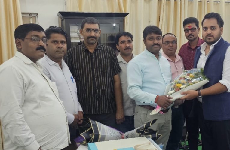 पूर्वांचल पत्रकार एकता समिति के प्रतिनिधि मंडल ने जिलाधिकारी से की मुलाकात, सौंपा ज्ञापन पूर्वा टाइम्स – समाचार सोनभद्र। पूर्वांचल पत्रकार एकता समिति के पदाधिकारी ने आज जिलाध्यक्ष जीतेंद्र गुप्ता के नेतृत्व में जनपद के नवागत जिलाधिकारी से शिष्टाचार भेंट की, इस दौरान समिति के पदाधिकारियों ने जनहित से जुड़े विभिन्न मुद्दों को प्रमुखता से उठाते हुए ज्ञापन सौंपा।संगठन की ओर से जिलाधिकारी को पदभार ग्रहण करने पर बधाई एवं शुभकामनाएं दी गईं, साथ ही जनपद के समग्र विकास के लिए सफल कार्यकाल की कामना की गई।इस दौरान जिलाध्यक्ष जीतेंद्र गुप्ता के नेतृत्व में प्रतिनिधिमंडल ने जिले की जमीनी समस्याओं पर ध्यान आकृष्ट कराते हुए कई महत्वपूर्ण सुझाव भी प्रस्तुत किए। संगठन ने कहा कि बकरीहवा से बीजपुर तक का संपर्क मार्ग अत्यंत जर्जर स्थिति में है, जिससे आवागमन में लोगों को भारी दिक्कतों का सामना करना पड़ रहा है। इसे जल्द से जल्द दुरुस्त कराए जाने की मांग की गई।इसके अलावा मारकुंडी स्थित टोल प्लाजा को नगर पालिका क्षेत्र से हटाने की मांग भी दोहराई गई। प्रतिनिधिमंडल ने राबर्ट्सगंज नगर पालिका क्षेत्र में फ्लाईओवर के नीचे साफ-सफाई की व्यवस्था न होने पर नाराजगी जताते हुए बताया कि पूर्व में दिए गए निर्देशों के बावजूद अब तक कोई ठोस कार्रवाई नहीं हुई है।ज्ञापन में किसानों की समस्याओं को भी प्रमुखता से उठाया गया। गेहूं क्रय केंद्रों पर मूलभूत सुविधाओं के अभाव की ओर इशारा करते हुए व्यवस्था सुधारने की मांग की गई। वहीं शिक्षा के क्षेत्र में निजी स्कूलों द्वारा एनसीईआरटी की पुस्तकों के बजाय महंगी निजी किताबें लागू किए जाने से अभिभावकों पर बढ़ते आर्थिक बोझ का मुद्दा भी उठाया गया।स्वास्थ्य सेवाओं को लेकर भी समिति ने चिंता जताई। मेडिकल कॉलेज में डॉक्टरों की कमी के चलते आमजन को समुचित इलाज न मिलने की बात कही गई और आवश्यक व्यवस्थाएं दुरुस्त करने की मांग की गई।अंत में संगठन ने जिलाधिकारी से अनुरोध किया कि प्रस्तुत सभी बिंदुओं पर सकारात्मक विचार करते हुए आवश्यक कार्रवाई सुनिश्चित की जाए, ताकि आमजन को राहत मिल सके।इस दौरान जिलाध्यक्ष ने जिलाधिकारी से सूचना विभाग में एलईडी ना लगने की बात भी कही, इस पर डीएम ने तत्काल सहायक सूचना अधिकारी विनय सिंह को निर्देशित करते हुए कहा कि सूचना विभाग में एलईडी की व्यवस्था सुनिश्चित कराएं।इस दौरान जिलाध्यक्ष जितेंद्र गुप्ता के अलावा विद्यु शेखर मिश्रा, अनूप श्रीवास्तव, राकेश सिंह, कृपा शंकर पांडेय, अर्जुन सिंह, कामेश्वर विश्वकर्मा, विकास हलचल, कन्हैया यादव, मनोज वर्मा, विशाल टंडन आदि लोग उपस्थित रहे।