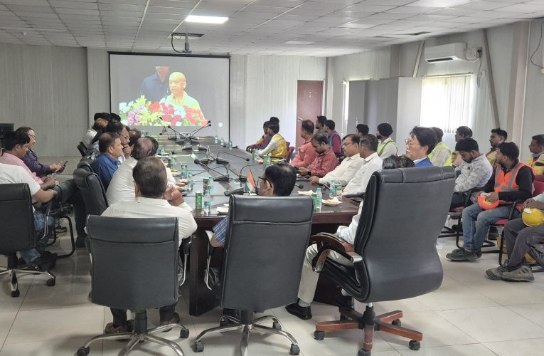 पूर्वा टाइम्स – समाचार ओबरा तापीय विद्युत परियोजना, सोनभद्रदिनांक: 01 मई 2026अंतर्राष्ट्रीय श्रमिक दिवस पर ओबरा तापीय परियोजना में सजीव प्रसारण के साथ श्रमिक कल्याण के प्रति प्रतिबद्धता दोहराई गईअंतर्राष्ट्रीय श्रमिक दिवस के अवसर पर लखनऊ स्थित इंदिरा गांधी प्रतिष्ठान में माननीय मुख्यमंत्री, उत्तर प्रदेश की अध्यक्षता में आयोजित राज्य स्तरीय कार्यक्रम का दिनांक 01 मई 2026 को प्रातः 11:00 बजे से 12:00 बजे तक प्रदेश के समस्त जनपदों में सजीव प्रसारण किया गया।इसी क्रम में ओबरा तापीय विद्युत परियोजना में ओबरा सी तापीय विद्युत गृह के सम्मेलन कक्ष में उक्त कार्यक्रम का सजीव प्रसारण आयोजित किया गया। कार्यक्रम के दौरान अधिकारियों एवं कर्मचारियों के साथ-साथ कार्यदायी संस्था मेसर्स दूसान एवं अन्य संविदाकारों के कार्मिक तथा बड़ी संख्या में श्रमिकगण उपस्थित रहे। सभी ने उत्साहपूर्वक सहभागिता करते हुए माननीय मुख्यमंत्री जी के प्रेरणादायक संबोधन को ध्यानपूर्वक सुना।अपने उद्बोधन में माननीय मुख्यमंत्री ने श्रमिकों के योगदान को राष्ट्र निर्माण की आधारशिला बताते हुए उनके कल्याण, सुरक्षा एवं सम्मान के प्रति राज्य सरकार की प्रतिबद्धता को रेखांकित किया।इस अवसर पर ओबरा तापीय परियोजना द्वारा श्रमिक कल्याण हेतु संचालित विभिन्न पहलों को भी रेखांकित किया गया, जिनमें प्रमुख रूप सेकार्यस्थलों पर उच्चस्तरीय सुरक्षा मानकों का पालन एवं नियमित सुरक्षा प्रशिक्षण• श्रमिकों के लिए स्वास्थ्य परीक्षण शिविर एवं चिकित्सा सुविधाओं की उपलब्धता• स्वच्छ पेयजल, विश्राम स्थल एवं मूलभूत सुविधाओं की सुनिश्चित व्यवस्था• सुरक्षा उपकरणों (PPE) की अनिवार्य उपलब्धता एवं उपयोग• संविदा श्रमिकों के हितों की सतत निगरानी एवं संरक्षणकार्यक्रम के सफल आयोजन हेतु विभिन्न विभागों के मध्य उत्कृष्ट समन्वय स्थापित किया गया, जिससे सजीव प्रसारण निर्बाध एवं सुव्यवस्थित रूप से सम्पन्न हुआ।इस अवसर पर उपस्थित प्रमुख अधिकारीगण में इं0 आर0के0 अग्रवाल, मुख्य महाप्रबन्धक, इं0 सोमनाथ मिश्र, महाप्रबन्धक (ब), इं0 अजय कुमार राय, महाप्रबन्धक (जानपद), इं0 मनीष यादव, महाप्रबन्धक, इं0 नेमी चन्द्र, अधीक्षण अभियन्ता, इं0 अजय कुमार शर्मा, अधीक्षण अभियन्ता, इं0 राजेश्वर प्रसाद, अधीक्षण अभियन्ता, इं0 सुधांशु यादव, अधीक्षण अभियन्ता, इं0 संजय कुमार पटेल, अधीक्षण अभियन्ता, इं0 नज़मुल हसन, अधीक्षण अभियन्ता, इं0 अब्दुल निशात, अधीक्षण अभियन्ता सहित अन्य अधिकारी एवं कर्मचारीगण उपस्थित रहे।कार्यक्रम के सफल आयोजन एवं समन्वय में इं0 दिलीप सिंह, अधिशासी अभियन्ता इं0 अंकुर सिंह, अधिशासी अभियन्ता तथा अनुराग मिश्र, कार्यकारी अधिकारी की महत्वपूर्ण भूमिका रही।ओबरा तापीय विद्युत परियोजना द्वारा श्रमिकों के कल्याण, सुरक्षा एवं सम्मान के प्रति अपनी प्रतिबद्धता को पुनः सुदृढ़ करते हुए भविष्य में भी इस दिशा में निरंतर प्रयास जारी रखने का संकल्प व्यक्त किया गया।