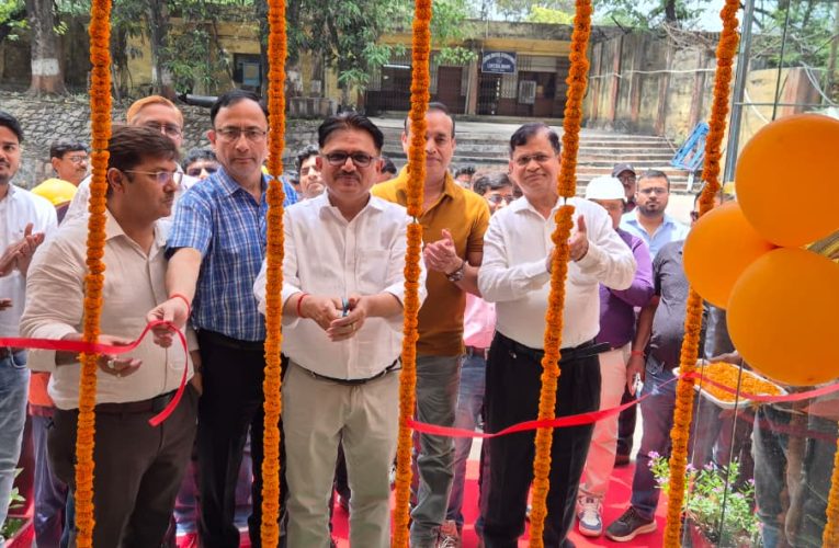 ओबरा बीटीपीएस, सोनभद्र पूर्वा टाइम्स – समाचार दिनांक: 01 मई 2026ओबरा बीटीपीएस परिसर में अंतरराष्ट्रीय मजदूर दिवस के अवसर पर श्रमिकों के कल्याण एवं सुविधाओं को सुदृढ़ करने की दिशा में एक महत्वपूर्ण पहल करते हुए श्रमिक सुविधा केंद्र का उद्घाटन आज दिनांक 01 मई 2026 को अपराह्न 12:30 बजे मुख्य महाप्रबंधक, ओबरा, इं0 राजेन्द्र कुमार अग्रवाल द्वारा सम्पन्न किया गया।यह श्रमिक सुविधा केंद्र एक पुराने भवन के नवीनीकरण एवं आधुनिकीकरण के माध्यम से विकसित किया गया है, जिससे संसाधनों के प्रभावी उपयोग के साथ-साथ परिसर में एक उपयोगी एवं सुव्यवस्थित सुविधा केंद्र का सृजन संभव हो सका। केंद्र में श्रमिकों के लिए स्वच्छ पेयजल, विश्राम कक्ष, शौचालय, प्राथमिक चिकित्सा सुविधाओं के साथ-साथ मोबाइल चार्जिंग पॉइंट जैसी आधुनिक आवश्यकताओं को भी शामिल किया गया है, ताकि कार्य के दौरान श्रमिकों को अधिकतम सुविधा एवं सहजता प्राप्त हो सके।उल्लेखनीय है कि इस महत्वपूर्ण पहल का क्रियान्वयन मयूर माहेश्वरी, आईएएस, प्रबंध निदेशक, उ0नि0लि0 के मार्गदर्शन एवं दूरदर्शी नेतृत्व में किया गया है। उनके निर्देशन में निगम द्वारा श्रमिक कल्याण को प्राथमिकता देते हुए ऐसे सतत प्रयास किए जा रहे हैं, जो न केवल कार्यस्थल की गुणवत्ता में सुधार लाते हैं, बल्कि श्रमिकों के जीवन स्तर को भी उन्नत करते हैं।इस अवसर पर उपस्थित प्रमुख अधिकारीगण में इं0 आर0के0 अग्रवाल, मुख्य महाप्रबंधक, इं0 सोमनाथ मिश्र, महाप्रबन्धक (ब), इं0 अजय कुमार राय, महाप्रबन्धक (जानपद), इं0 मनीष यादव, महाप्रबन्धक, इं0 नेमी चन्द्र, अधीक्षण अभियन्ता, इं0 अजय कुमार शर्मा, अधीक्षण अभियन्ता, इं0 राजेश्वर प्रसाद, अधीक्षण अभियन्ता, इं0 सुधांशु यादव, अधीक्षण अभियन्ता, इं0 संजय कुमार पटेल, अधीक्षण अभियन्ता, इं0 नज़मुल हसन, अधीक्षण अभियन्ता, इं0 जीतेन्द्र कुमार मिश्र, अधीक्षण अभियन्ता, सीआईएसएफ के कार्मिक सहित अन्य अधिकारी एवं कर्मचारीगण उपस्थित रहे।कार्यक्रम के सफल आयोजन एवं समन्वय में इं0 अंकुर सिंह, अधिशासी अभियन्ता तथा अनुराग मिश्र, कार्यकारी अधिकारी की विशेष एवं सराहनीय भूमिका रही।इस अवसर पर मुख्य महाप्रबंधक, ओबरा द्वारा श्रमिकों के कल्याण हेतु ऐसे प्रयासों को निरंतर आगे बढ़ाने की प्रतिबद्धता व्यक्त की गई तथा सभी को अंतरराष्ट्रीय मजदूर दिवस की शुभकामनाएं दी गईं।