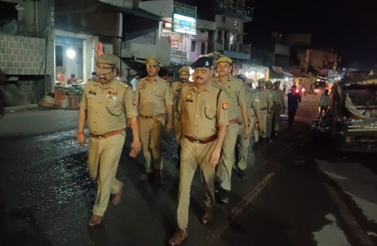 अपर पुलिस अधीक्षक (मुख्यालय) द्वारा थाना चोपन का आकस्मिक निरीक्षण, रिक्रूट आरक्षियों/महिला आरक्षियों को ब्रीफ किया गया तत्पश्चात पैदल गश्त कर सुरक्षा व्यवस्था का लिया गया जायजा पूर्वा टाइम्स – समाचार सोनभद्र – अपर पुलिस अधीक्षक मुख्यालय सोनभद्र अनिल कुमार द्वारा थाना चोपन का आकस्मिक निरीक्षण किया गया। निरीक्षण के दौरान थाना कार्यालय, अभिलेखों की गुणवत्ता, मालखाना, हवालात, सीसीटीवी व्यवस्था, थाना परिसर की साफ-सफाई सहित अन्य प्रशासनिक एवं सुरक्षा संबंधी व्यवस्थाओं का गहन अवलोकन किया गया तथा आवश्यक दिशा-निर्देश दिए गए।निरीक्षण के क्रम में थाना चोपन में नियुक्त रिक्रूट आरक्षियों/महिला आरक्षियों के कार्यों की समीक्षा की गई। इस दौरान उन्हें ड्यूटी के दौरान बरती जाने वाली आवश्यक सावधानियों, कर्तव्यों एवं जिम्मेदारियों के संबंध में विस्तार से जानकारी देते हुए अनुशासन, सतर्कता एवं कर्तव्यनिष्ठा के साथ कार्य करने हेतु निर्देशित किया गया।तत्पश्चात अपर पुलिस अधीक्षक (मुख्यालय) द्वारा थाना चोपन क्षेत्रान्तर्गत पर्याप्त पुलिस बल के साथ पैदल गश्त कर सुरक्षा व्यवस्था का जायजा लिया गया तथा आमजन में सुरक्षा का विश्वास सुदृढ़ करने के निर्देश दिए गए।जनपद सोनभद्र पुलिस द्वारा कानून-व्यवस्था सुदृढ़ बनाए रखने हेतु निरंतर प्रभावी कार्यवाही की जा रही है।