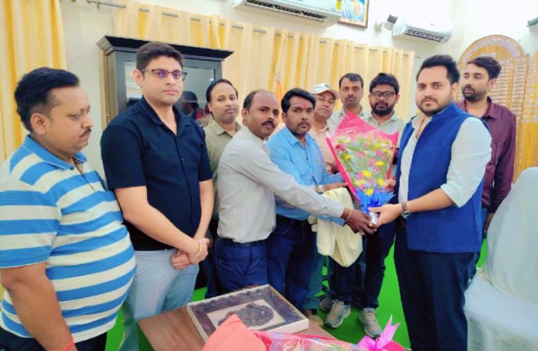 राष्ट्रीय पत्रकार सुरक्षा परिषद ने जिलाधिकारी को सौंपा ज्ञापन जनसमस्याओं और पत्रकार हितों की उठाई आवाज -पूर्वा टाइम्स – समाचार सोनभद्र। राष्ट्रीय पत्रकार सुरक्षा परिषद की जिला इकाई ने जनपद के नवनियुक्त जिलाधिकारी से मुलाकात कर उन्हें पदभार ग्रहण करने की बधाई दी। इस दौरान संगठन ने एक ज्ञापन सौंपकर जिले की ज्वलंत जनसमस्याओं और पत्रकारों के कल्याण से जुड़ी महत्वपूर्ण मांगों की ओर प्रशासन का ध्यान आकृष्ट कराया। संगठन के जिला अध्यक्ष सन्तोष साहनी के नेतृत्व में सौंपे गए इस ज्ञापन में जिले की यातायात, स्वास्थ्य और सफाई व्यवस्था को लेकर कई अहम सुझाव दिए गए बग्गा नाला से शारदा मंदिर मार्ग पर जमा गिट्टी और पत्थरों की सफाई की मांग की गई है ताकि दुर्घटनाएं रुक सकें। साथ ही धूल से बचाव के लिए नियमित पानी के छिड़काव और बंद रोड लाइटों को चालू करने का आग्रह किया गया। ओबरा नगर पंचायत में कूड़ा डंपिंग के लिए एक निश्चित लैंडफिल साइट बनाने की मांग उठाई गई।डाला सिलाई बनवा स्थित शिव पार्वती मंदिर मार्ग के जीर्णोद्धार और ओबरा-डाला रेलवे क्रॉसिंग पर ओवरब्रिज निर्माण को जनहित में आवश्यक बताया गया। चोपन पुल मार्ग पर स्ट्रीट लाइटें लगाने और ग्रामीण क्षेत्रों में हर घर नल योजना के तहत नियमित जलापूर्ति सुनिश्चित करने की अपील की गई। परिषद ने पत्रकारों की सुरक्षा और सुविधा के लिए दो प्रमुख बिंदु रखे सूचना विभाग द्वारा पंजीकृत पत्रकारों को जनपद और प्रदेश के सभी टोल प्लाजा पर निःशुल्क आवागमन की सुविधा दी जाए। कवरेज के दौरान जोखिमों को देखते हुए पत्रकारों और उनके परिजनों के लिए सरकारी स्तर पर निःशुल्क चिकित्सा सहायता सुनिश्चित की जाए। इस अवसर पर संगठन के संरक्षक रंगेश सिंह, प्रभारी अजीत सिंह, महासचिव अनुज जायसवाल, कामेश्वर विश्वकर्मा, कन्हैया केशरी, अमरदीप सिंह, विकास कुमार सहित उपाध्यक्ष घनश्याम पाण्डे, अनिकेत श्रीवास्तव, विजय कुमार, अनिल अग्रहरी और सचिव मंडल के सदस्य अजयन्त सिंह उपस्थित रहे।संगठन के पदाधिकारियों ने विश्वास जताया कि नवागत जिलाधिकारी इन जनहित की मांगों पर सहानुभूतिपूर्वक विचार करते हुए संबंधित विभागों को त्वरित कार्यवाही के निर्देश देंगे।