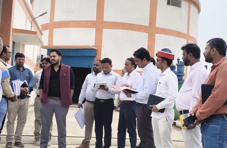 पटवध पेयजल योजना का डीएम ने किया औचक निरीक्षण, लापरवाही पर सख्त चेतावनी. पूर्वा टाइम्स – समाचार जिलाधिकारी चर्चित गौड़ ने मंगलवार को पटवध पेयजल समूह योजना का औचक निरीक्षण कर पेयजल आपूर्ति व्यवस्था की जमीनी हकीकत परखी। निरीक्षण के दौरान उन्होंने संबंधित अधिकारियों की कार्यप्रणाली पर कड़ी नाराजगी व्यक्त करते हुए स्पष्ट कहा कि जनपद में पेयजल आपूर्ति से जुड़ी किसी भी प्रकार की लापरवाही कतई बर्दाश्त नहीं की जाएगी। जिलाधिकारी ने अधिशासी अभियंता, जल निगम एवं अपर जिलाधिकारी (नमामि गंगे) को निर्देशित करते हुए कहा कि वे प्रतिदिन कम से कम 25 ग्रामों का भ्रमण कर पेयजल आपूर्ति की वास्तविक स्थिति का स्थलीय सत्यापन करें और इसकी दैनिक रिपोर्ट अनिवार्य रूप से प्रस्तुत करें। उन्होंने कहा कि निरीक्षण केवल औपचारिकता न रहे, बल्कि वास्तविक स्थिति का आंकलन कर समस्याओं का त्वरित समाधान सुनिश्चित किया जाए। डीएम ने निर्देश दिया कि योजना के अंतर्गत प्रतिदिन 40 से 45 एमएलडी जलापूर्ति हर हाल में सुनिश्चित की जाए और इसकी नियमित मॉनिटरिंग की जाए। उन्होंने कहा कि पटवध पेयजल समूह योजना से जुड़े सभी गांवों में निर्बाध पेयजल आपूर्ति कराना शासन की प्राथमिकता है, इसलिए इसमें किसी भी स्तर पर शिथिलता अत्यंत गंभीर मानी जाएगी। उन्होंने संबंधित कार्यदायी संस्था के डीसीएम/जीएम को निर्देशित किया कि वे प्रतिदिन मौके पर उपस्थित रहकर जलापूर्ति व्यवस्था की समीक्षा करें और जमीनी स्तर पर व्यवस्थाओं को सुदृढ़ बनाएं। साथ ही पाइपलाइन, पंपिंग और वितरण प्रणाली में किसी भी प्रकार की तकनीकी समस्या होने पर तत्काल समाधान सुनिश्चित करने को कहा। जिलाधिकारी ने सख्त चेतावनी देते हुए कहा कि यदि निरीक्षण या मॉनिटरिंग के दौरान किसी प्रकार की लापरवाही या उदासीनता पाई जाती है, तो संबंधित अधिकारियों एवं एजेंसी के विरुद्ध कड़ी कार्रवाई की जाएगी और इसकी सूचना शासन को भेजी जाएगी। निरीक्षण के दौरान अपर जिलाधिकारी (नमामि गंगे) रोहित यादव, अधिशासी अभियंता जल निगम, जिला अर्थ एवं संख्या अधिकारी संतपाल वर्मा, अपर जिला अर्थ एवं संख्या अधिकारी जय सिंह सहित अन्य संबंधित अधिकारी मौजूद रहे।