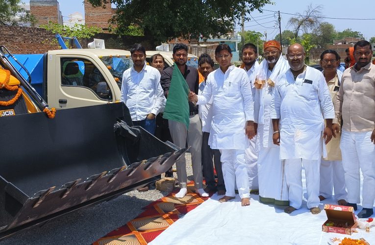 चेयरमैन ने हरी झंडी दिखाकर जेसीबी व कूड़ा गाड़ियों को किया रवाना