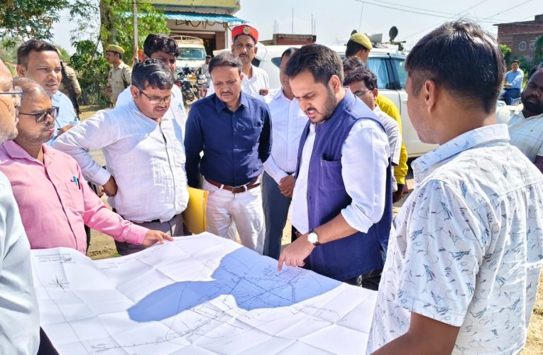रॉबर्ट्सगंज नगर पालिका क्षेत्र में जल निकासी हेतु बन रहे नाले का जिलाधिकारी ने किया औचक निरीक्षण, गुणवत्ता व समयबद्ध निर्माण के दिये सख्त निर्देश पूर्वा टाइम्स – समाचार सोनभद्र -रॉबर्ट्सगंज नगर पालिका क्षेत्र में जल निकासी व्यवस्था को सुदृढ़ बनाने हेतु निर्मित किएजा रहे नाले का जिलाधिकारी चर्चित गौड़ ने औचक निरीक्षण किया। निरीक्षण के दौरान उन्होंने निर्माण कार्य की प्रगति एवं गुणवत्ता का गहनता से जायजा लिया तथा संबंधित अधिकारियों को आवश्यक दिशा-निर्देश दिए। जिलाधिकारी ने प्रोजेक्ट मैनेजर सी0एन0डी0एस0 को निर्देशित करते हुए कहा कि नाले का निर्माण कार्य हर हाल में आगामी बरसात से पूर्व पूर्ण कराया जाए, ताकि वर्षा के दौरान जलभराव की समस्या से आमजन को राहत मिल सके। उन्होंने कार्य में तेजी लाने के साथ-साथ गुणवत्ता का विशेष ध्यान रखने पर जोर दिया।निरीक्षण के दौरान जिलाधिकारी ने स्पष्ट निर्देश दिए कि निर्माण कार्य में प्रयुक्त होने वाली सामग्री की गुणवत्ता की जांच थर्ड पार्टी से कराई जाए, जिससे कार्य की पारदर्शिता एवं गुणवत्ता सुनिश्चित हो सके। उन्होंने यह भी कहा कि निर्माण कार्य में किसी भी प्रकार की लापरवाही या मानकों की अनदेखी बिल्कुल स्वीकार नहीं की जाएगी। जिलाधिकारी ने संबंधित अधिकारियों को निर्देशित करते हुए कहा कि यदि निर्माण कार्य में गुणवत्ता में कमी या लापरवाही पाई जाती है तो संबंधित के विरुद्ध कठोर कार्यवाही की जाएगी। उन्होंने सभी अधिकारियों को निर्देशित किया कि कार्य को समयबद्ध एवं निर्धारित मानकों के अनुरूप पूर्ण कराना सुनिश्चित करें। इस अवसर पर अपर जिलाधिकारी नमामि गंगे रोहित यादव, जिला अर्थ एवं संख्या अधिकारी संतपाल वर्मा, तहसीलदार सदर अमित सिंह, प्रोजेक्ट मैनेजर सी0एन0डी0एस0 रमेश चन्द्र मौर्य सहित अन्य संबंधित अधिकारी उपस्थित रहे।
