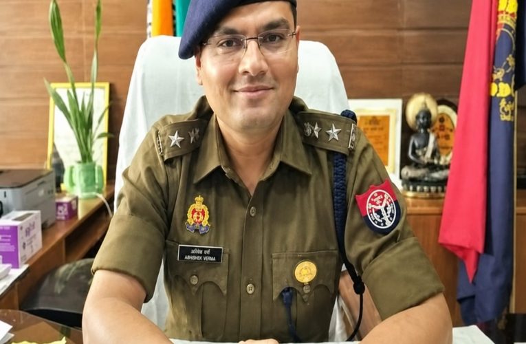 आईजीआरएस निस्तारण में सोनभद्र पुलिस प्रदेश में प्रथम.पूर्वा टाइम्स – समाचार सोनभद्र -जनसामान्य की शिकायतों के त्वरित, पारदर्शी और गुणवत्तापूर्ण निस्तारण में सोनभद्र पुलिस ने प्रदेश स्तर पर बड़ी उपलब्धि हासिल की है। आईजीआरएस (एकीकृत शिकायत निवारण प्रणाली) के माह अप्रैल के मूल्यांकन में सोनभद्र पुलिस ने पूरे प्रदेश में प्रथम स्थान प्राप्त किया है। जिले के 22 थानों में से 20 थानों ने उत्कृष्ट प्रदर्शन करते हुए 100 में 100 अंक हासिल किए हैं। पुलिस अधीक्षक अभिषेक वर्मा ने बताया कि शासन की मंशा के अनुरूप प्रत्येक शिकायत का समयबद्ध एवं प्रभावी निस्तारण सुनिश्चित करने के लिए लगातार मॉनिटरिंग की गई। अधिकारियों द्वारा समय-समय पर आईजीआरएस पोर्टल की समीक्षा कर लंबित मामलों और कमियों को चिन्हित किया गया तथा उनमें सुधार कराया गया। उन्होंने बताया कि आईजीआरएस सेल में नियुक्त पुलिसकर्मियों को बेहतर कार्य के लिए लगातार प्रोत्साहित किया गया और आवश्यक दिशा-निर्देश दिए गए, जिसका सकारात्मक परिणाम सामने आया है।एसपी ने बताया कि चोपन, दुद्धी, करमा, बभनी, अनपरा, पिपरी, म्योरपुर, जुगैल, शाहगंज, रायपुर, विण्ढमगंज, शक्तिनगर, रामपुर बरकोनिया, मांची, महिला थाना, हाथीनाला, पन्नगंज, घोरावल, रॉबर्ट्सगंज, कोन तथा बीजपुर थाना ने शानदार प्रदर्शन करते हुए 100 में 100 अंक प्राप्त किए हैं।उन्होंने कहा कि यह उपलब्धि सोनभद्र पुलिस की जनसमस्याओं के प्रति संवेदनशीलता, त्वरित कार्रवाई और मजबूत शिकायत निस्तारण प्रणाली को दर्शाती है। पुलिस अधीक्षक ने सभी थाना प्रभारियों एवं पुलिसकर्मियों को इस उपलब्धि पर बधाई देते हुए भविष्य में भी इसी तरह कार्य करने के निर्देश दिए।