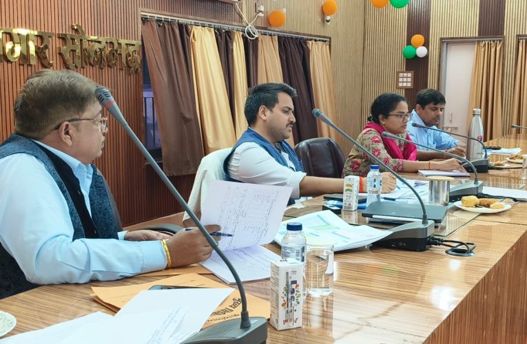जिला स्वास्थ्य समिति की बैठक सम्पन्न, सैम-मैम बच्चों और संस्थागत प्रसव पर विशेष जोर.पूर्वा टाइम्स – समाचार सोनभद्र कलेक्ट्रेट सभागार में जिलाधिकारी चर्चित गौर की अध्यक्षता में जिला स्वास्थ्य समिति (शासी निकाय) की बैठक सम्पन्न हुई। बैठक में स्वास्थ्य विभाग, शिक्षा विभाग, आईसीडीएस, पंचायती राज विभाग, नगर पालिका एवं नगर पंचायत के जनपद व ब्लॉक स्तरीय अधिकारियों एवं कर्मचारियों ने प्रतिभाग किया।बैठक के दौरान जिलाधिकारी ने मुख्य चिकित्सा अधिकारी को निर्देशित करते हुए कहा कि जनपद में होने वाली सभी डिलीवरी की प्रभावी ट्रैकिंग सुनिश्चित की जाए। उन्होंने कहा कि यह स्पष्ट होना चाहिए कि प्रसव सरकारी अस्पतालों में हो रहे हैं या निजी चिकित्सालयों में। सभी आशा और एएनएम कार्यकर्ताओं के माध्यम से गर्भवती महिलाओं की जानकारी संकलित कर उनसे नियमित संपर्क बनाए रखने तथा संबंधित रिपोर्ट प्रस्तुत करने के निर्देश दिए गए। जिलाधिकारी ने कहा कि अधिक से अधिक संस्थागत प्रसव स्वास्थ्य केंद्रों पर कराए जाएं तथा इस कार्य में किसी प्रकार की लापरवाही स्वीकार नहीं की जाएगी। उन्होंने यह भी निर्देश दिया कि स्वास्थ्य केंद्रों और निजी अस्पतालों के अतिरिक्त घरों में होने वाली डिलीवरी की भी ट्रैकिंग की जाए और संबंधित एमवाईसी इसकी रिपोर्ट प्रस्तुत करें। बैठक में सैम और मैम श्रेणी के अत्यधिक कमजोर बच्चों के बेहतर उपचार पर भी विशेष जोर दिया गया। जिलाधिकारी ने जिला कार्यक्रम अधिकारी को निर्देशित करते हुए कहा कि ऐसे बच्चों को एनआरसी सेंटर में भर्ती कराया जाए और पूर्ण रूप से स्वस्थ होने तक वहीं रखा जाए। उन्होंने कहा कि इस कार्य में किसी भी प्रकार की शिथिलता नहीं बरती जानी चाहिए। इसके अलावा प्रत्येक स्वास्थ्य इकाई पर साफ-सफाई की समुचित व्यवस्था सुनिश्चित करने, लापरवाही बरतने वाले सफाई कर्मियों के खिलाफ कार्रवाई करने तथा चयनित एजेंसी को सूचित कर उन्हें हटाने की प्रक्रिया शुरू करने के निर्देश भी दिए गए।जिलाधिकारी ने लक्ष्य के सापेक्ष एएनसी पंजीकरण एवं प्रसव की समीक्षा आशा और एएनएम स्तर पर कर स्थिति में सुधार लाने को कहा। प्रत्येक माह होने वाली मातृ मृत्यु एवं शिशु मृत्यु की ऑडिट कर लाइन लिस्ट और रिपोर्ट समिति के समक्ष प्रस्तुत करने के निर्देश भी दिए गए। डीपीओ आईसीडीएस को निर्देशित किया गया कि प्रत्येक माह ब्लॉक स्तर पर सैम बच्चों की सूची संबंधित अधीक्षक एवं प्रभारी चिकित्साधिकारी से साझा कर बच्चों का उचित चिकित्सकीय प्रबंधन सुनिश्चित करें तथा सीएचओ के माध्यम से ई-कवच पोर्टल पर डेटा अपलोड कराया जाए। आरबीएसके टीम को नियमित रूप से आशा और आंगनबाड़ी केंद्रों का भ्रमण कर बच्चों के स्वास्थ्य परीक्षण कराने के निर्देश दिए गए।बैठक में मुख्य विकास अधिकारी जागृति अवस्थी, मुख्य चिकित्साधिकारी डॉ. पंकज कुमार राय, जिला कार्यक्रम अधिकारी विनीत सिंह सहित विभिन्न विभागों के अधिकारी और कर्मचारी उपस्थित रहे।