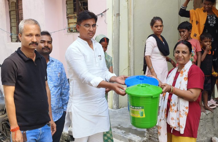 नगर पंचायत अध्यक्ष ने वार्ड नंबर 3 में डस्टबिन वितरण अभियान की शुरुआत कर लोगों को किया जागरूक