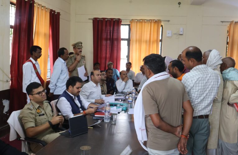 जनपद की चारों तहसीलों में आयोजित हुआ सम्पूर्ण समाधान दिवस, 439 शिकायतों में 43 का मौके पर निस्तारण.पूर्वा टाइम्स – समाचारसोनभद्र -शासन की मंशा के अनुरूप जनपद की चारों तहसीलों में मई माह के तृतीय शनिवार को सम्पूर्ण समाधान दिवस का आयोजन किया गया। चर्चित गौड़ एवं अभिषेक वर्मा ने घोरावल तहसील में आयोजित सम्पूर्ण समाधान दिवस में पहुंचकर फरियादियों की शिकायतें सुनीं और संबंधित अधिकारियों को शिकायतों के गुणवत्तापूर्ण एवं समयबद्ध निस्तारण के निर्देश दिए। जिलाधिकारी ने अधिकारियों से कहा कि शिकायतों का निस्तारण करने के बाद शिकायतकर्ताओं से फीडबैक अवश्य लिया जाए, ताकि किसी भी व्यक्ति को अनावश्यक परेशानी का सामना न करना पड़े। उन्होंने विशेष रूप से भूमि विवाद से जुड़े मामलों में स्थलीय जांच कर निष्पक्ष कार्रवाई सुनिश्चित करने के निर्देश दिए। जिलाधिकारी ने कहा कि प्रत्येक प्रकरण को गंभीरता से लेते हुए जांच कर समय से निस्तारण आख्या प्रस्तुत की जाए।