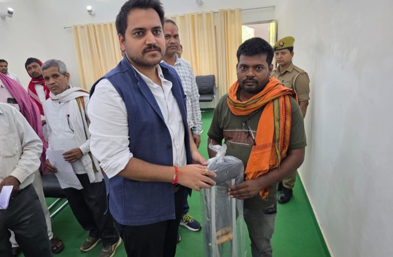 जनसुनवाई में जिलाधिकारी ने दिव्यांगजन को प्रदान की बैसाखी, प्रात्रता के अनुसार प्रदेश सरकार की जन कल्याणकारी योजनाओं से लाभान्वित करने के दिये निर्देश